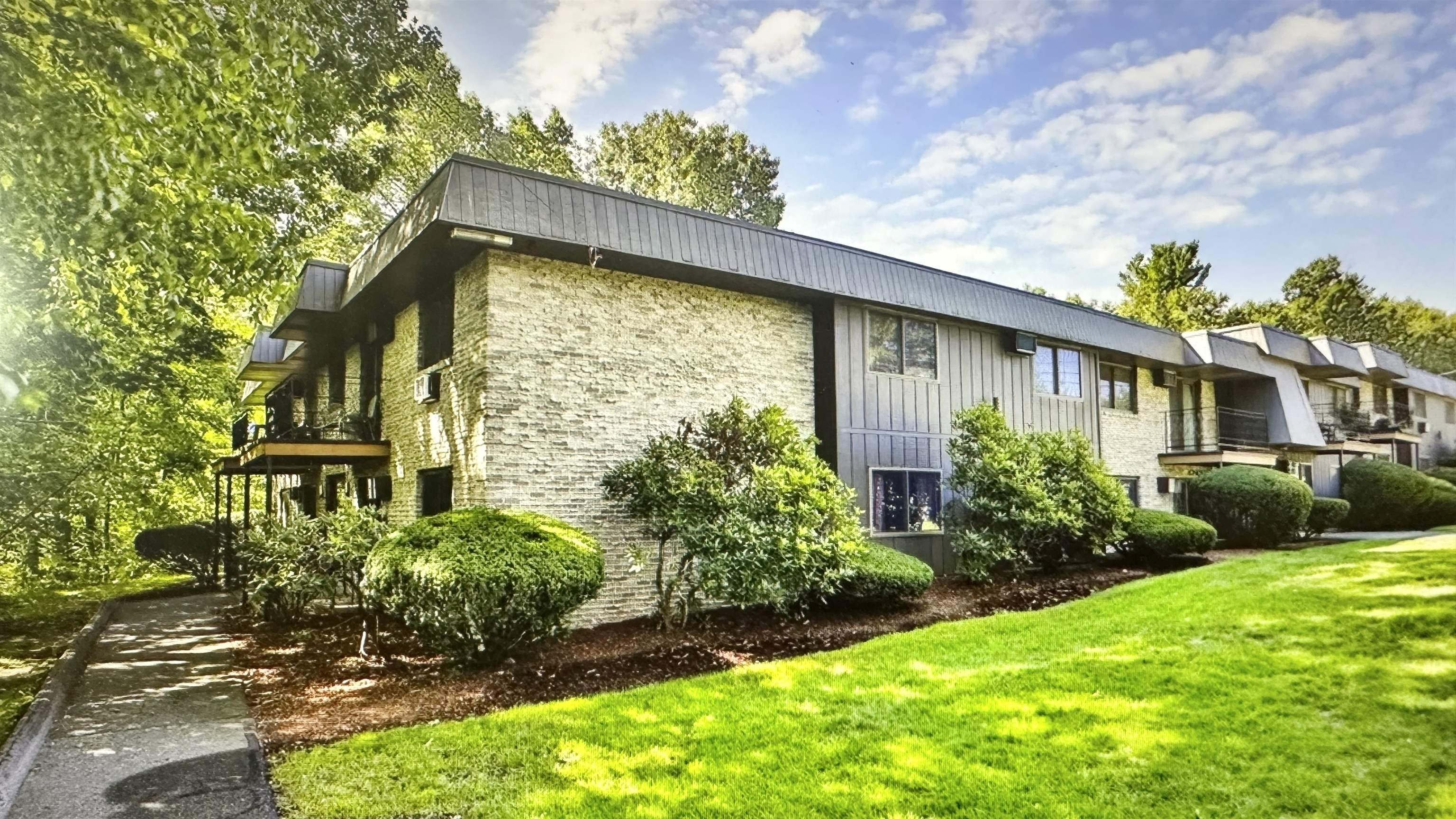 Strawberry Bank Rd, Nashua, NH 03062