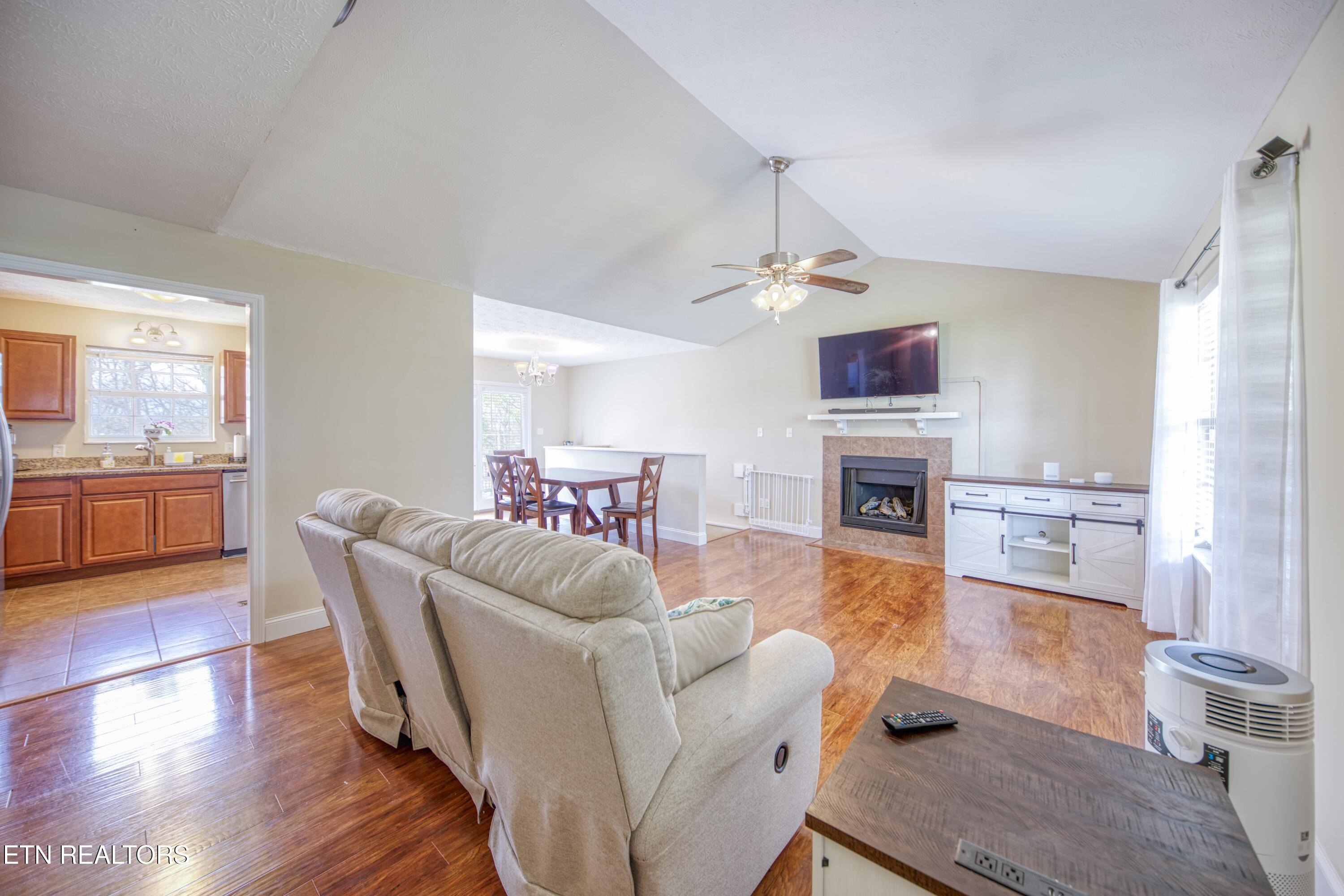 Courtney Oak Ln, Knoxville, TN 37938