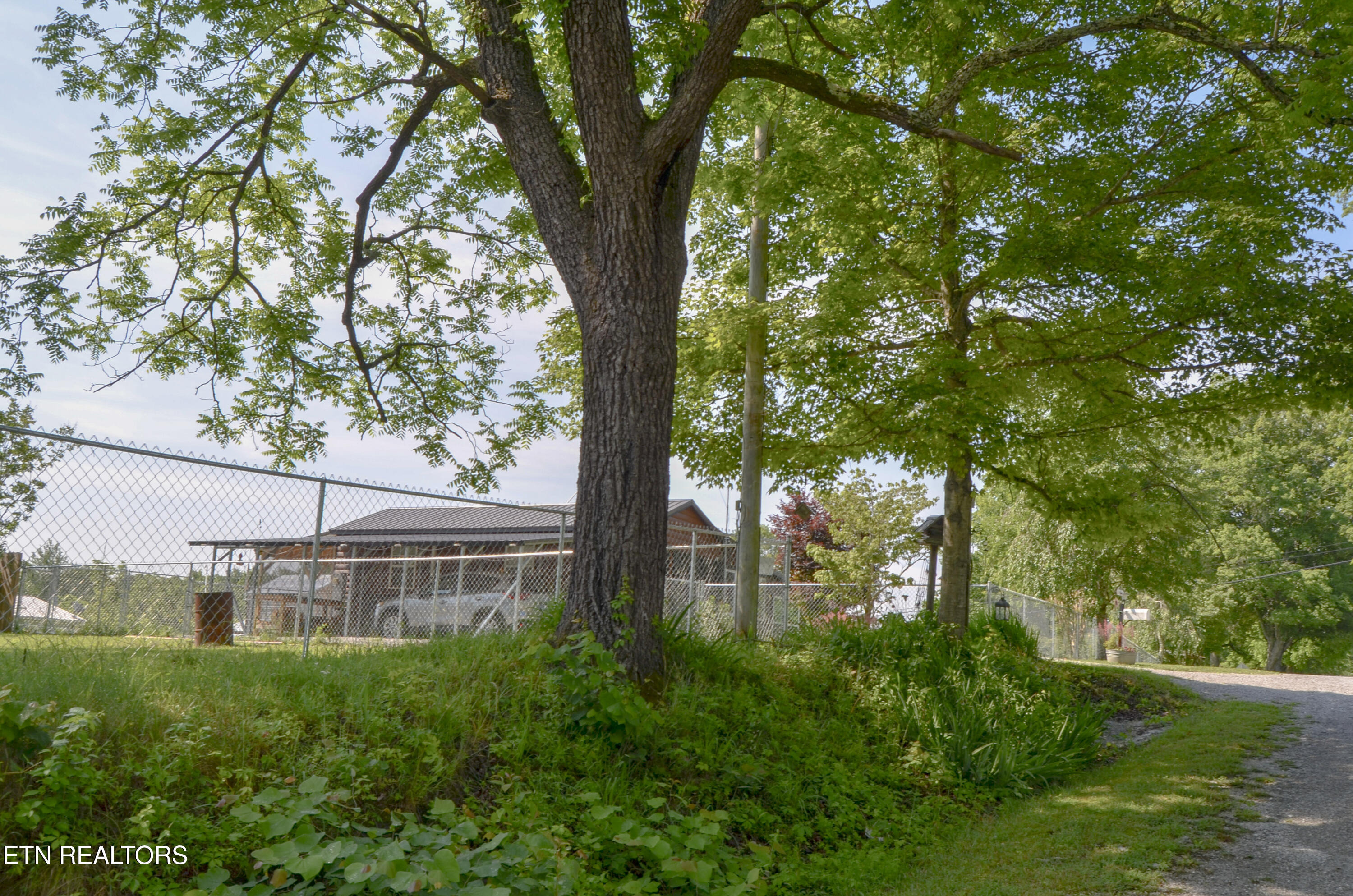 Cottage St, Crossville, TN 38571
