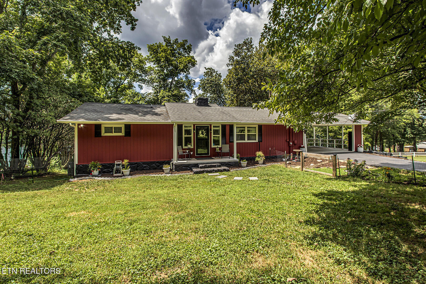 Sugar Grove Valley Rd, Harriman, TN 37748