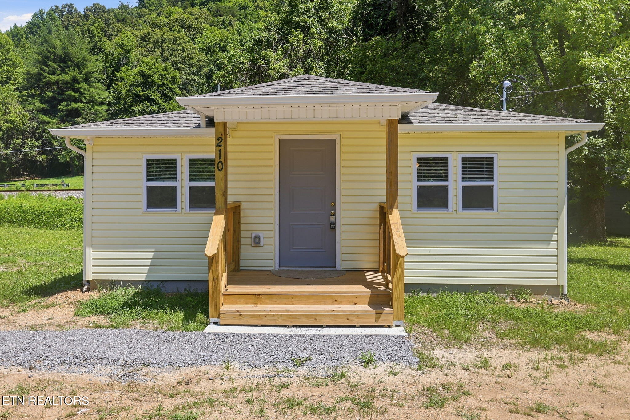 Spring St, Oliver Springs, TN 37840