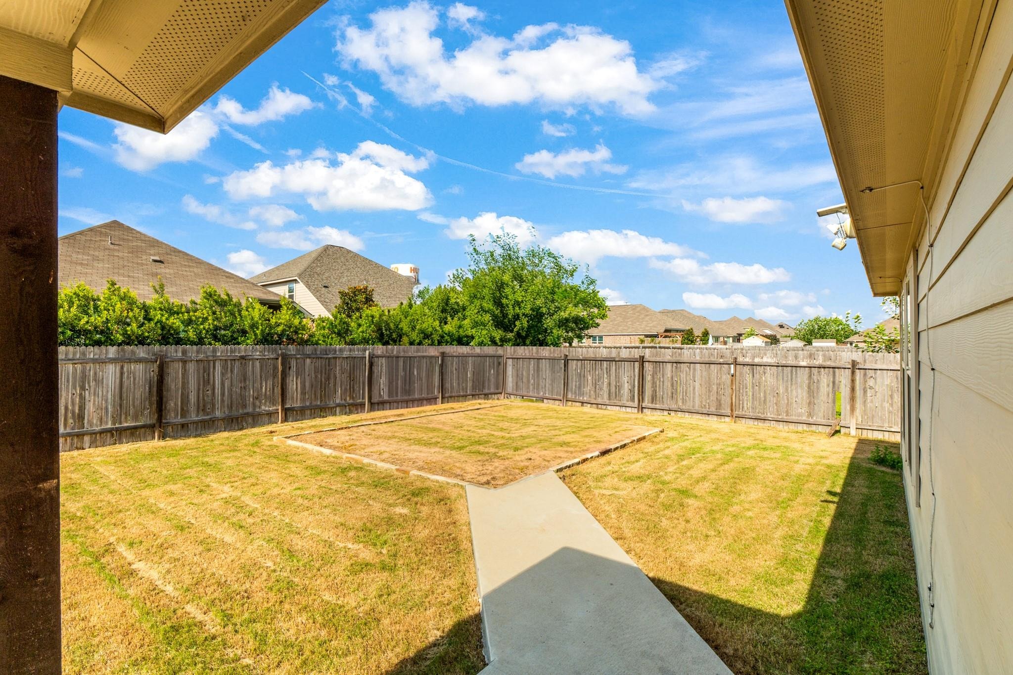 Farm House Dr, Hutto, TX 78634