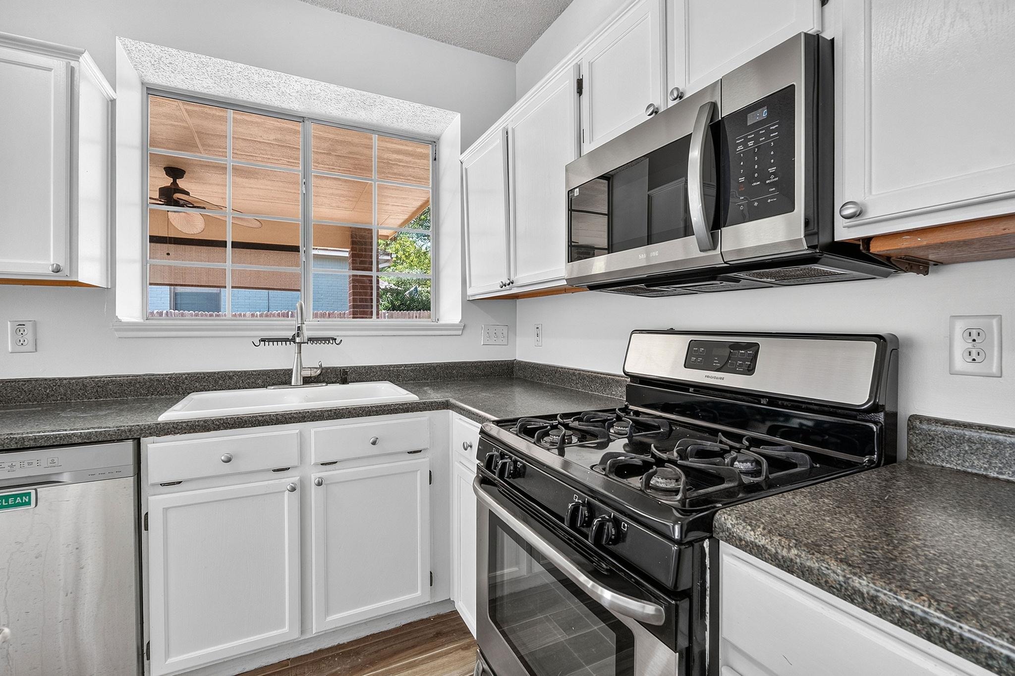 Little Elm Trl, Cedar Park, TX 78613