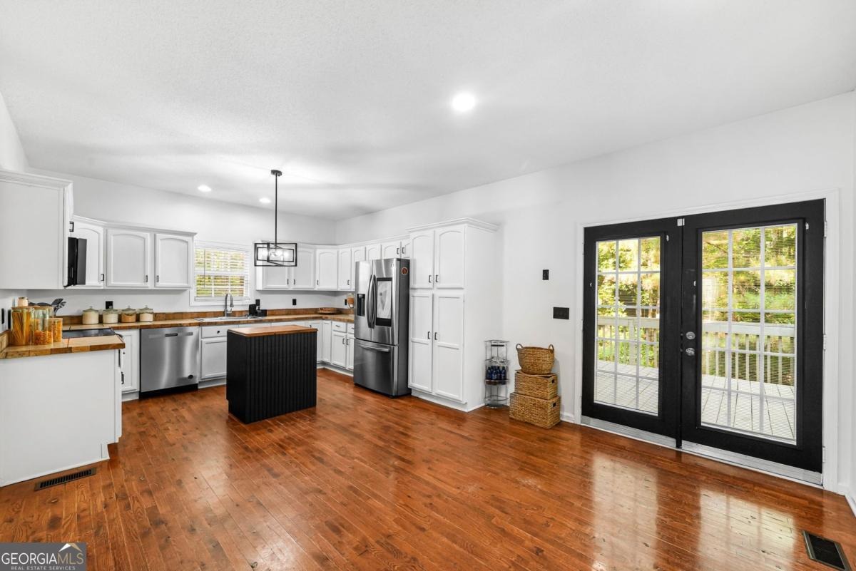 Oak Leaf Dr, Carrollton, GA 30116