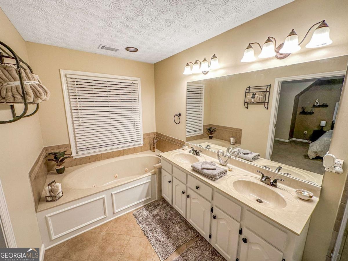 Amberidge Dr, Cartersville, GA 30121