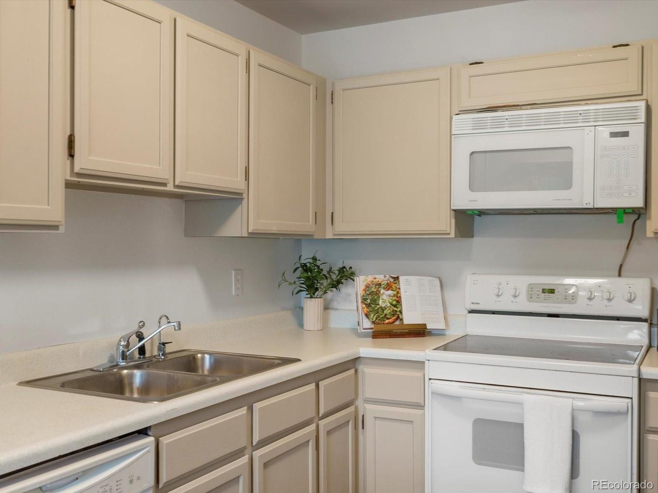 Dry Creek Pl, Centennial, CO 80112