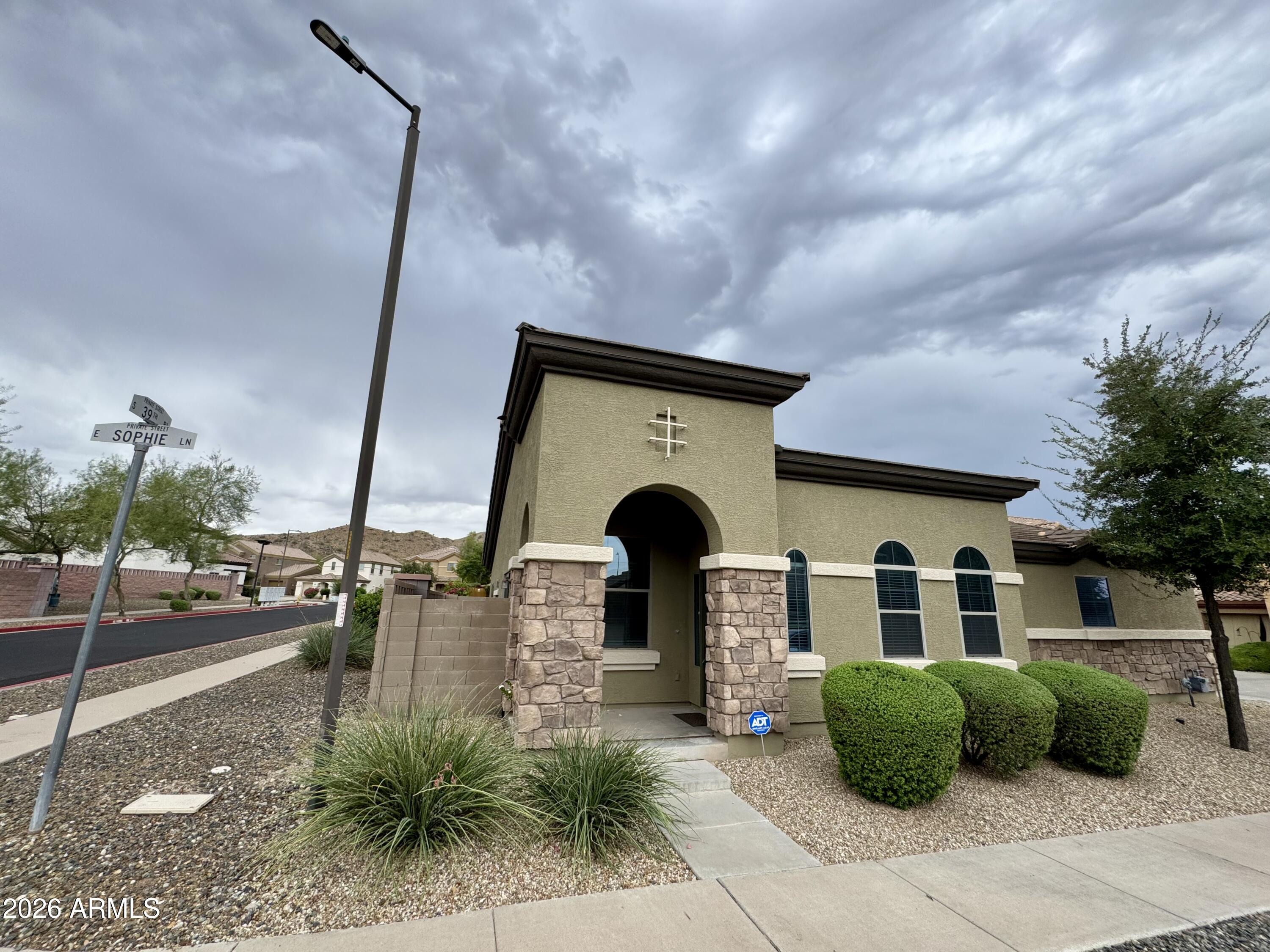 Sophie Ln, Phoenix, AZ 85042
