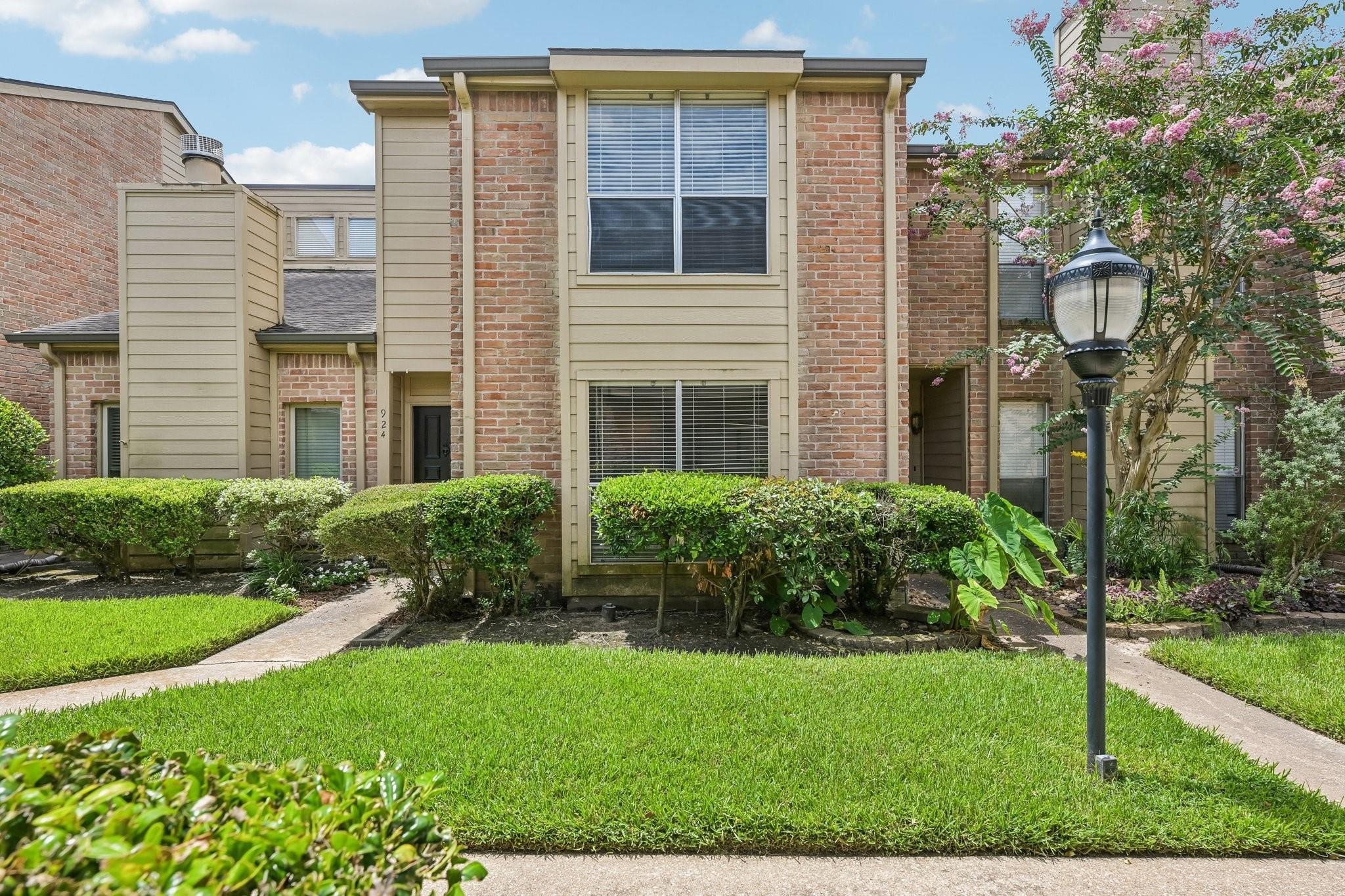 Memorial Village Dr, Houston, TX 77024