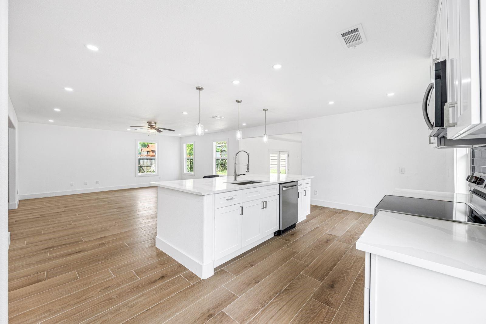 Main St, Alvin, TX 77511 #1