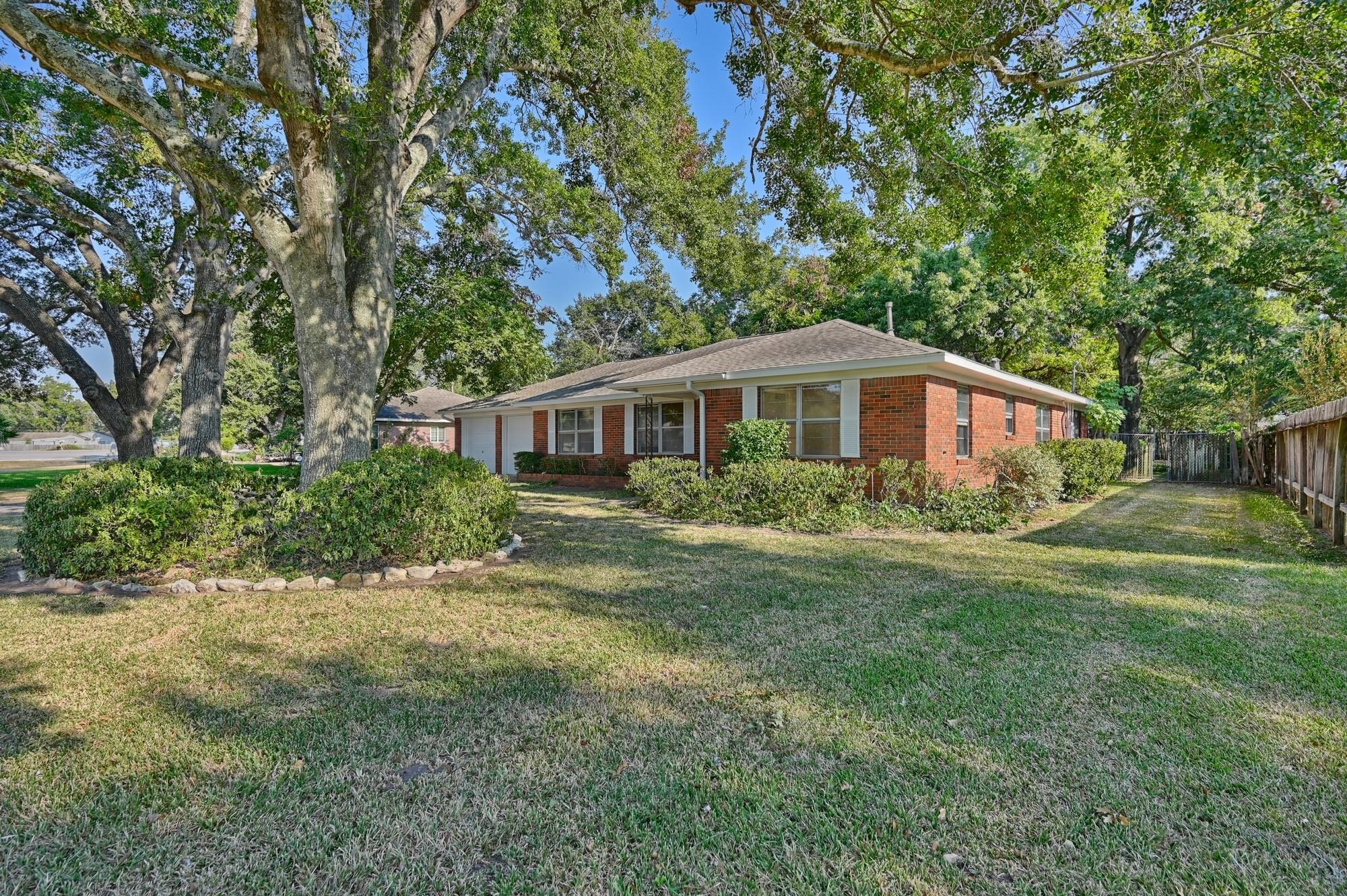 Circle St, Sealy, TX 77474