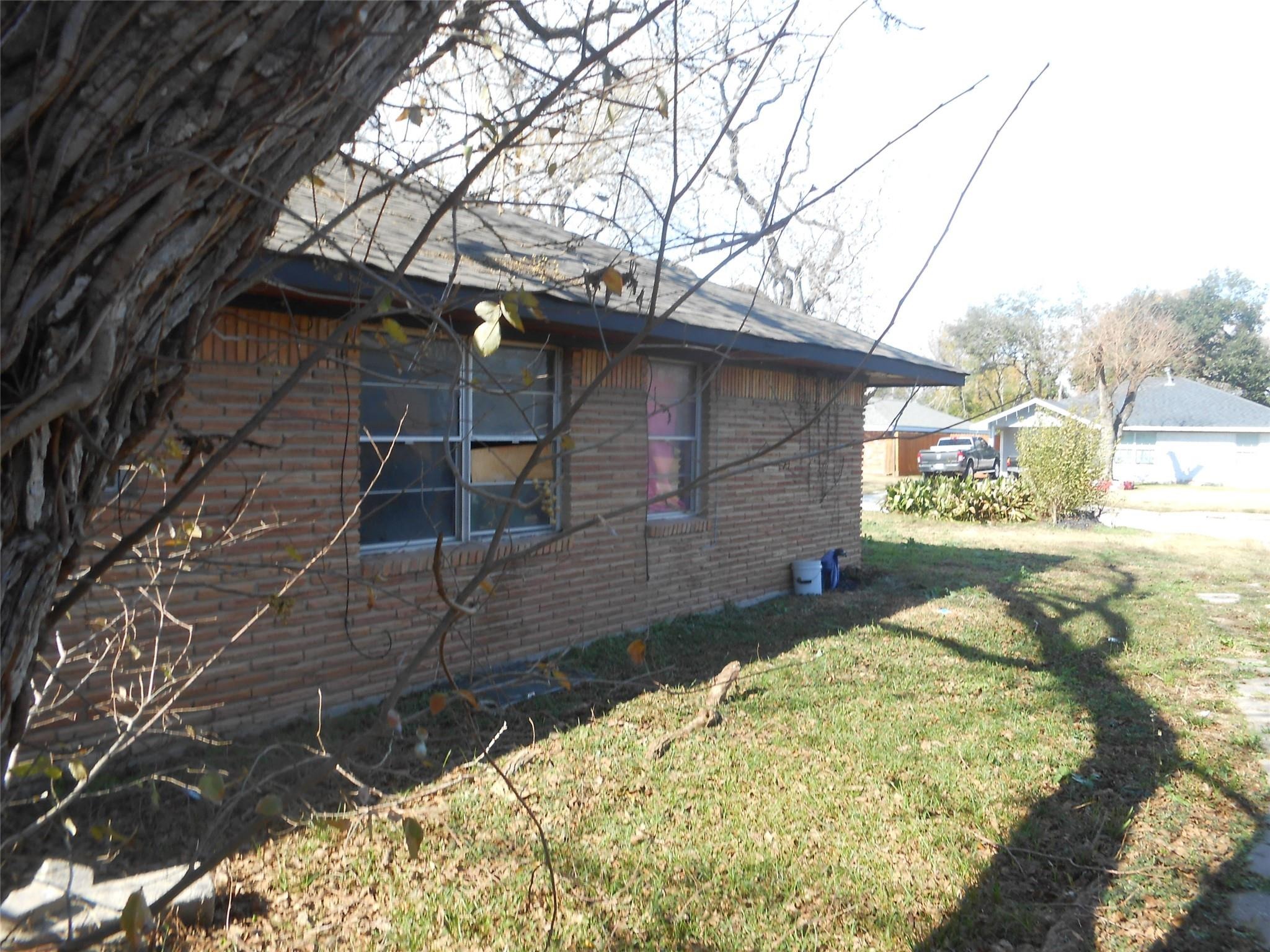 Knotty Oaks Trl, Houston, TX 77045