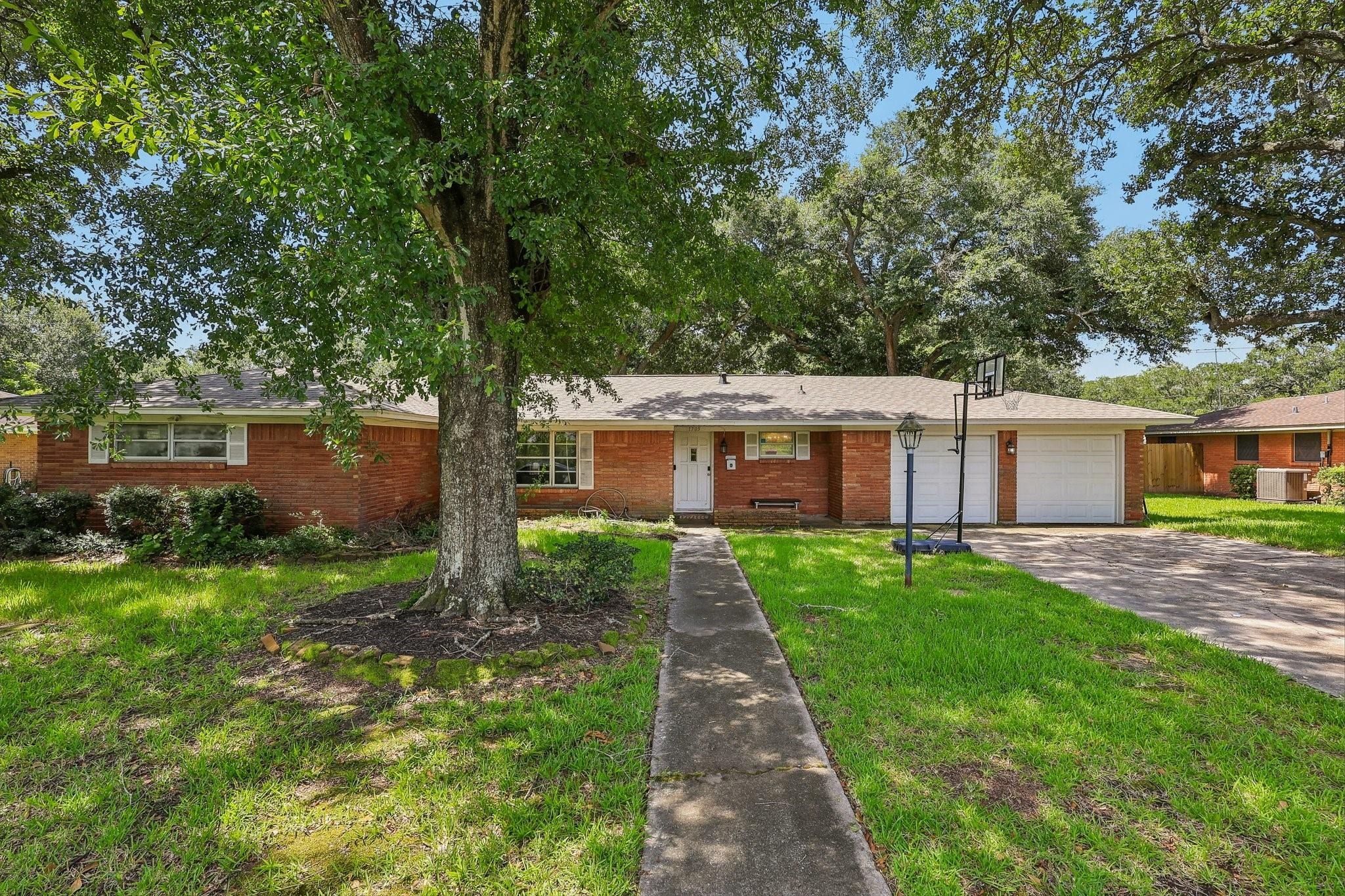 Adams St, Baytown, TX 77520