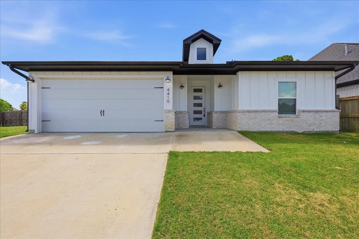 Emerlyn Ln, Port Arthur, TX 77642