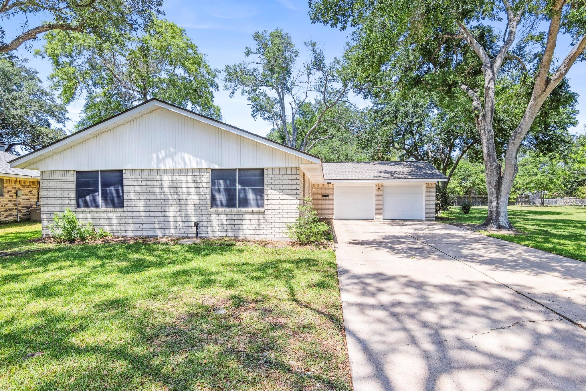 Lamar Cir, El Campo, TX 77437