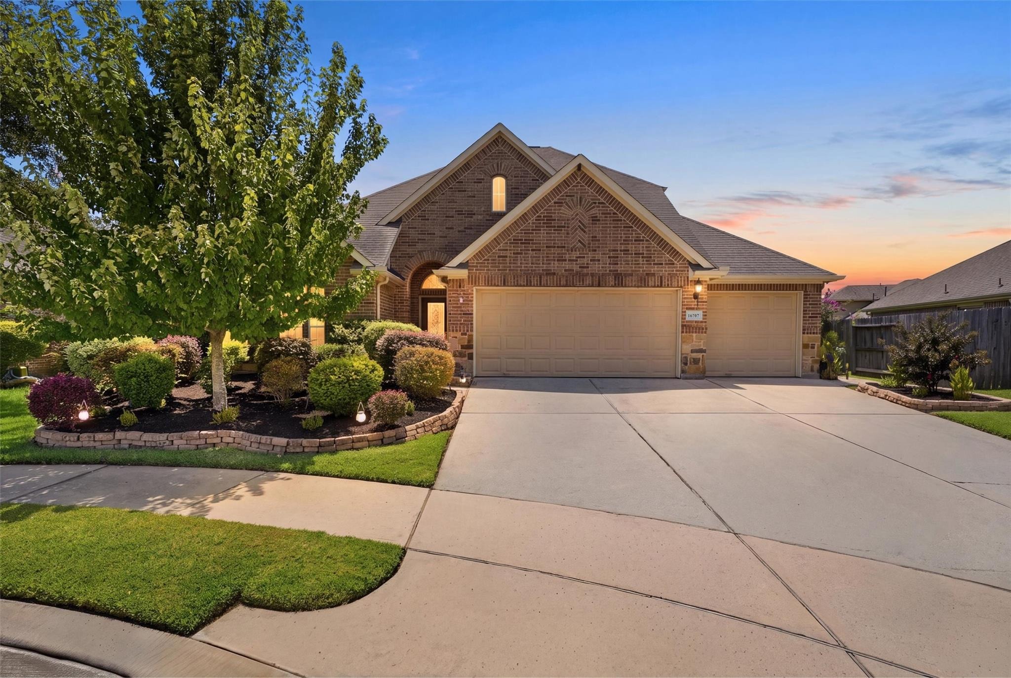 Lavon Lake Ln, Houston, TX 77044