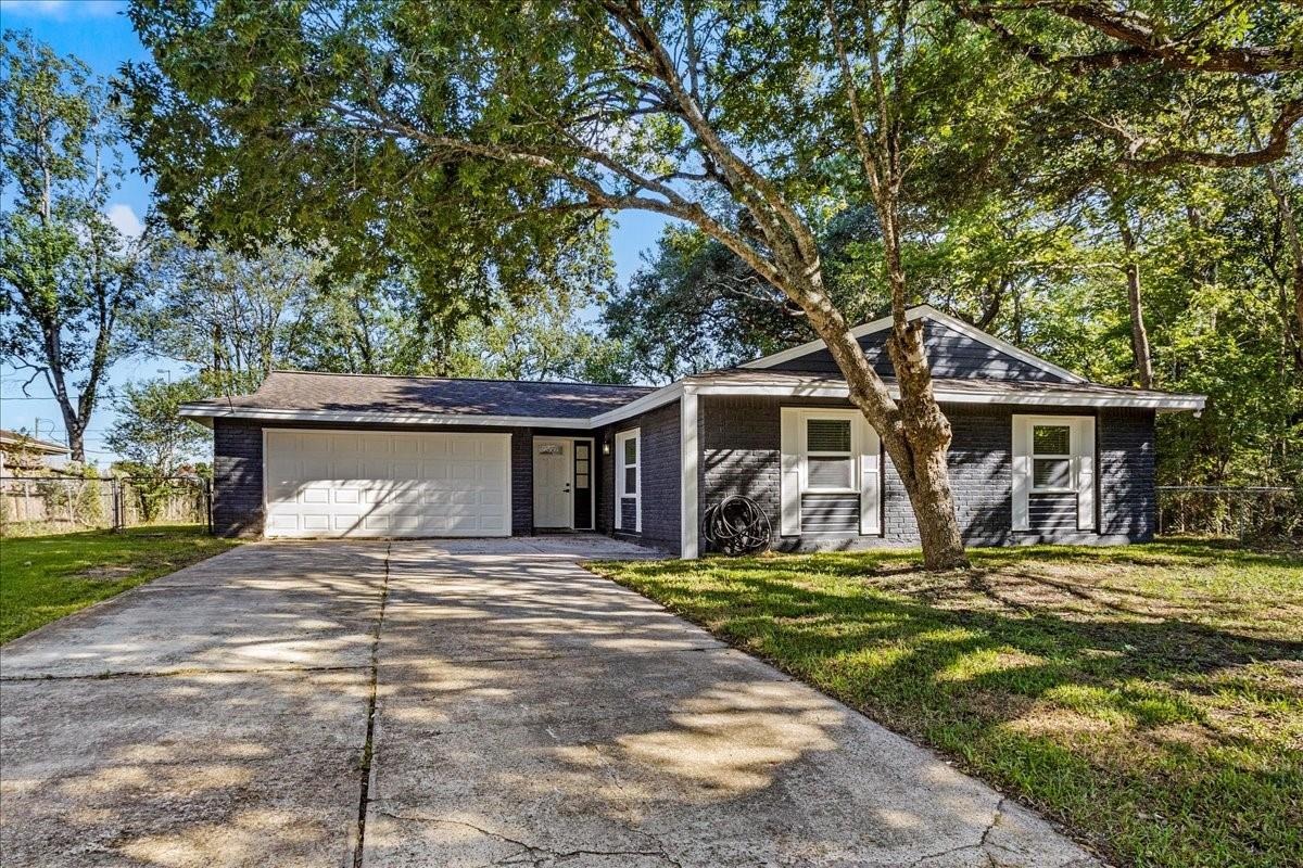 Acorn Ln, Hitchcock, TX 77563