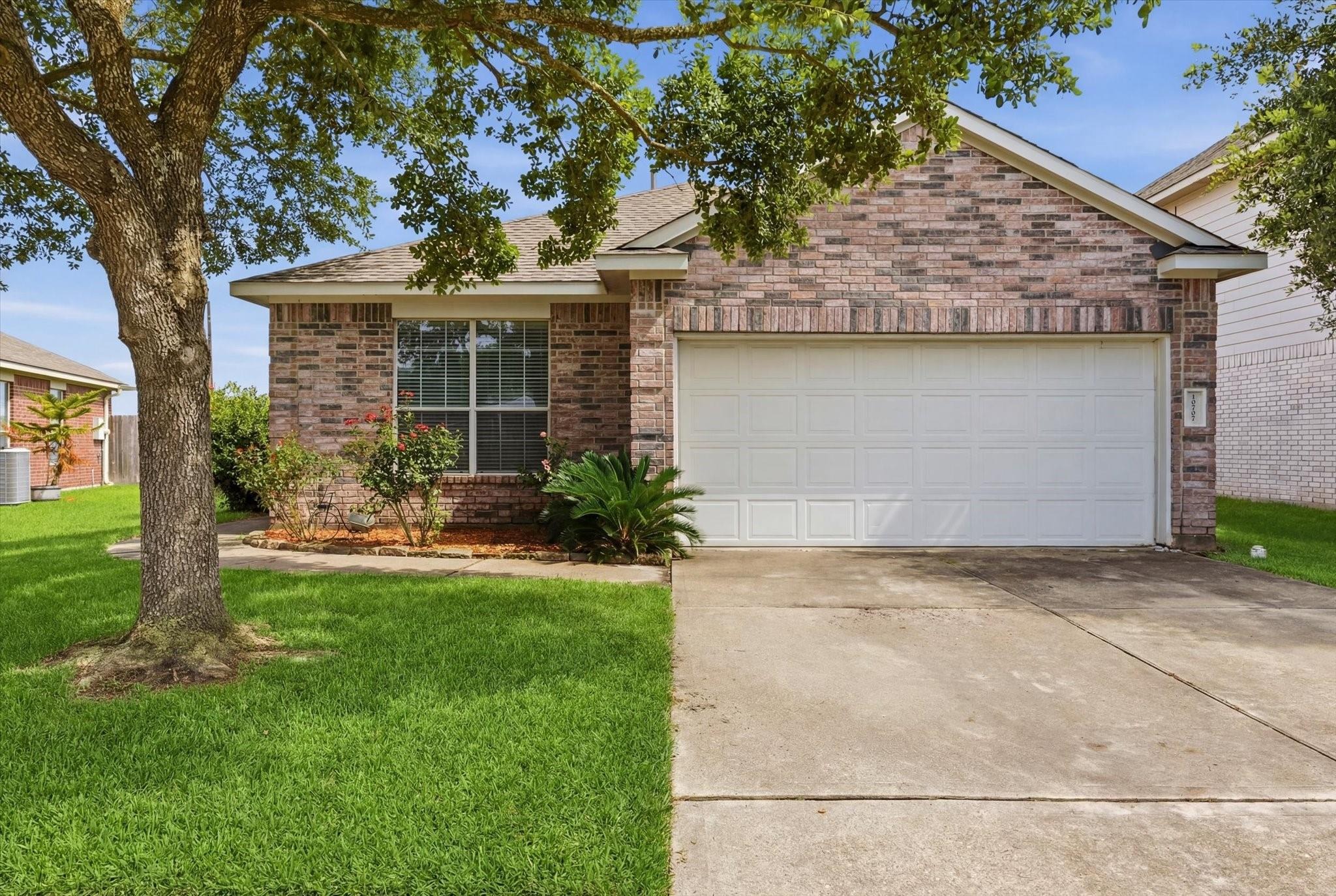Mocker Nut St, Baytown, TX 77523