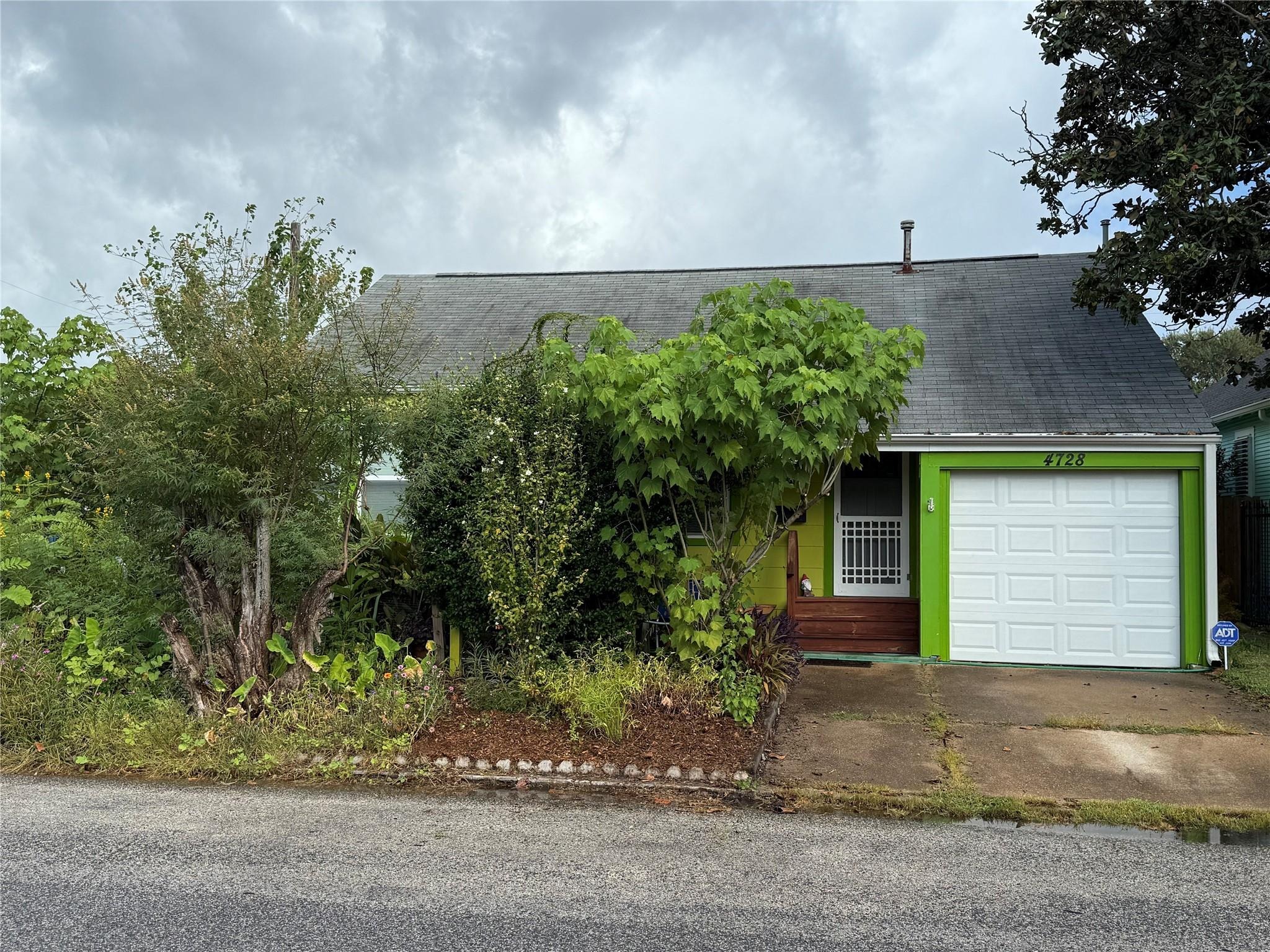 Avenue R , Galveston, TX 77551