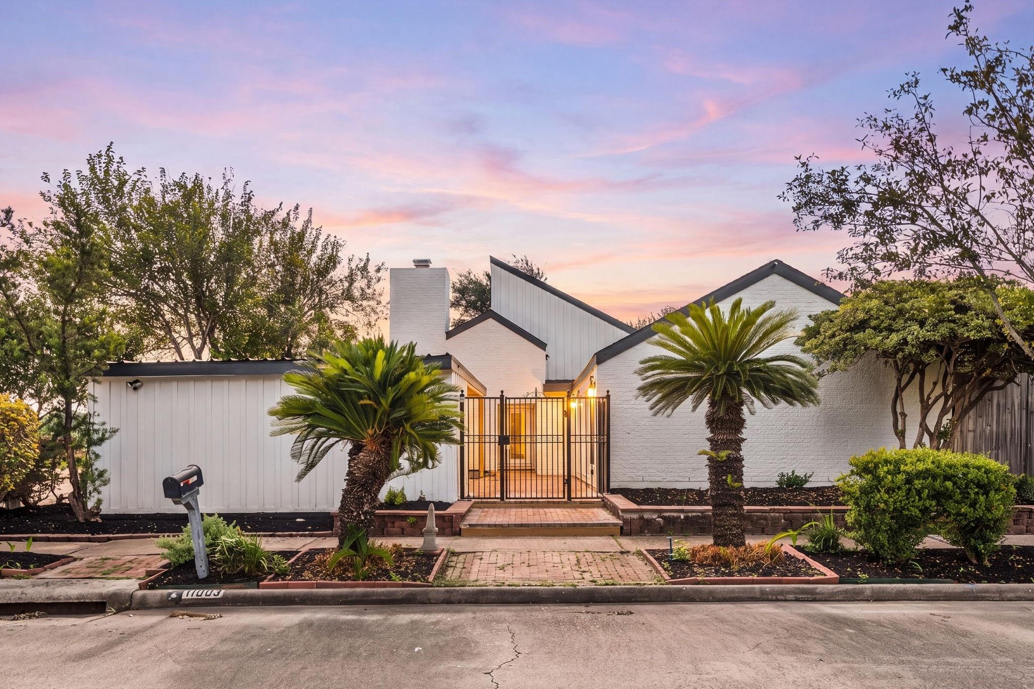 Bellbrook Dr, Houston, TX 77096