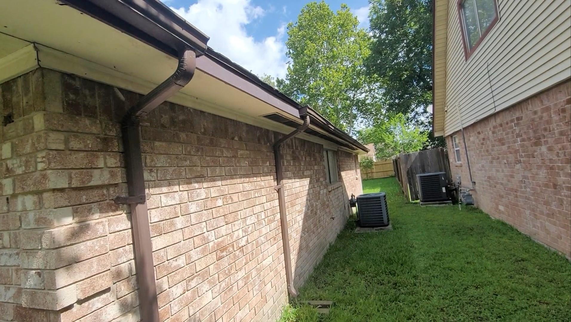 Saratoga Dr, Houston, TX 77088