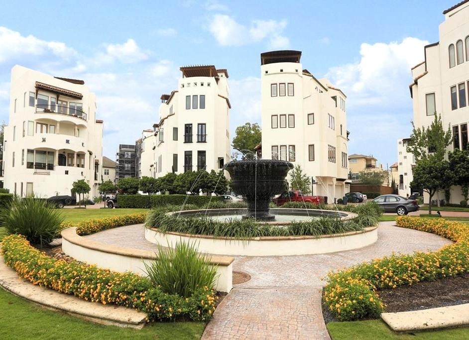 Paseo Caceres Dr, Houston, TX 77007