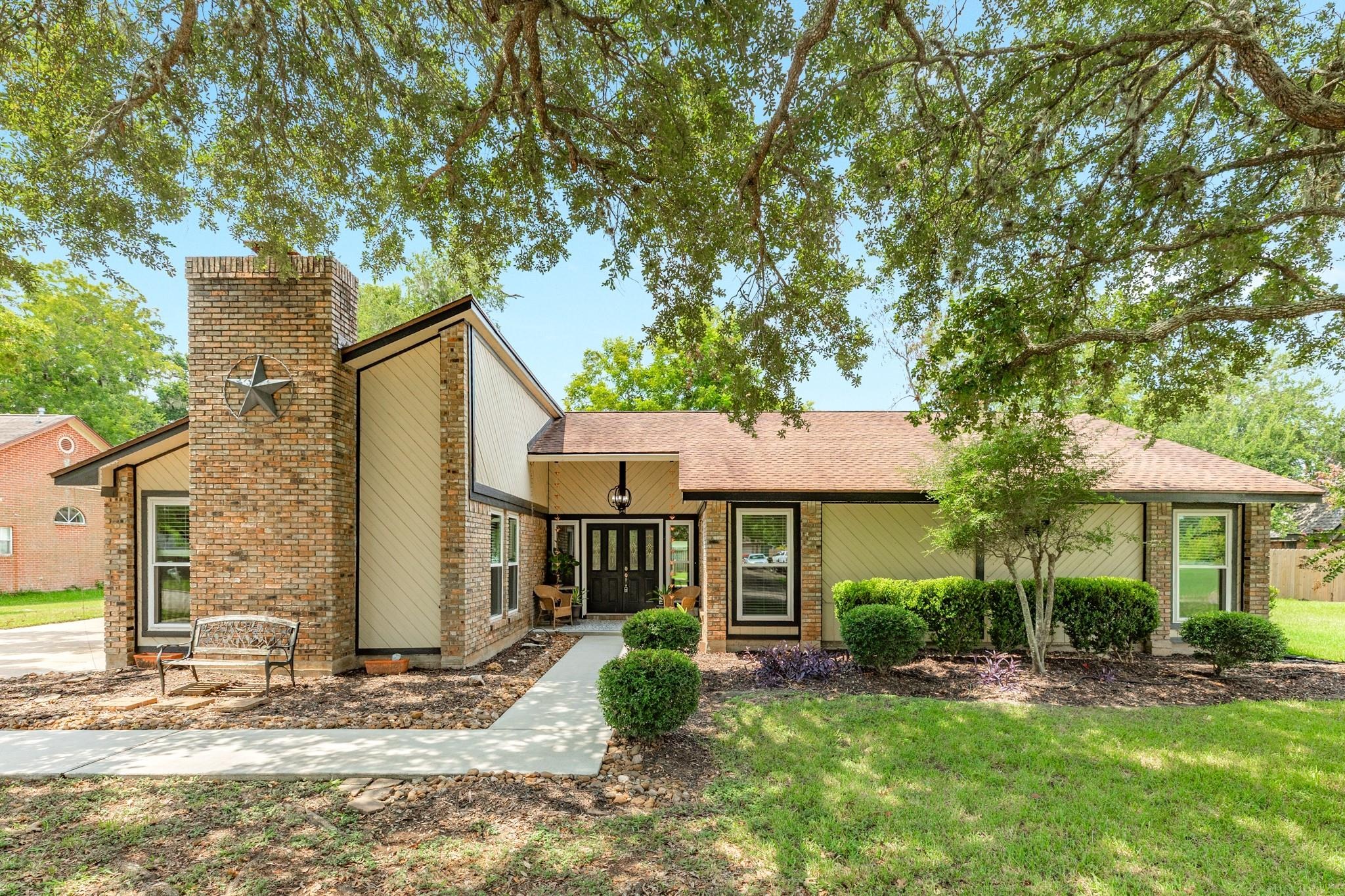 Royal Oak Cir, Lake Jackson, TX 77566