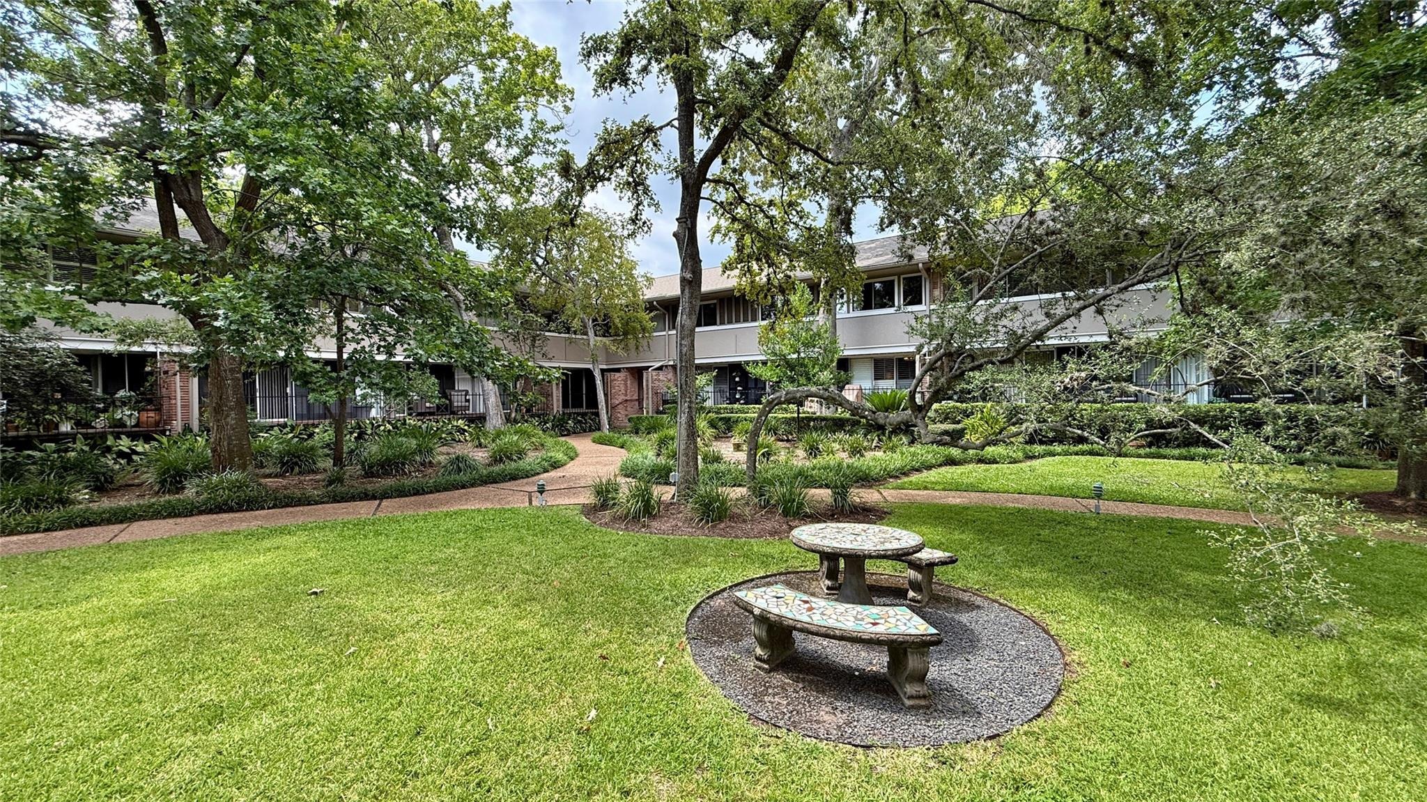 Ripple Creek Dr, Houston, TX 77057