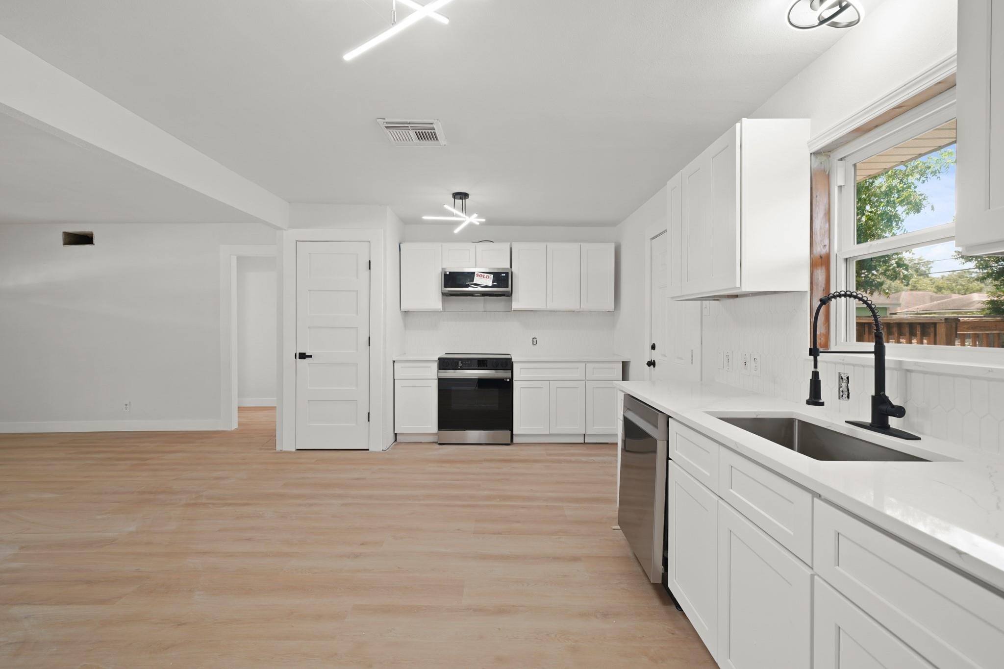 Kingsway Dr, Houston, TX 77087 #1