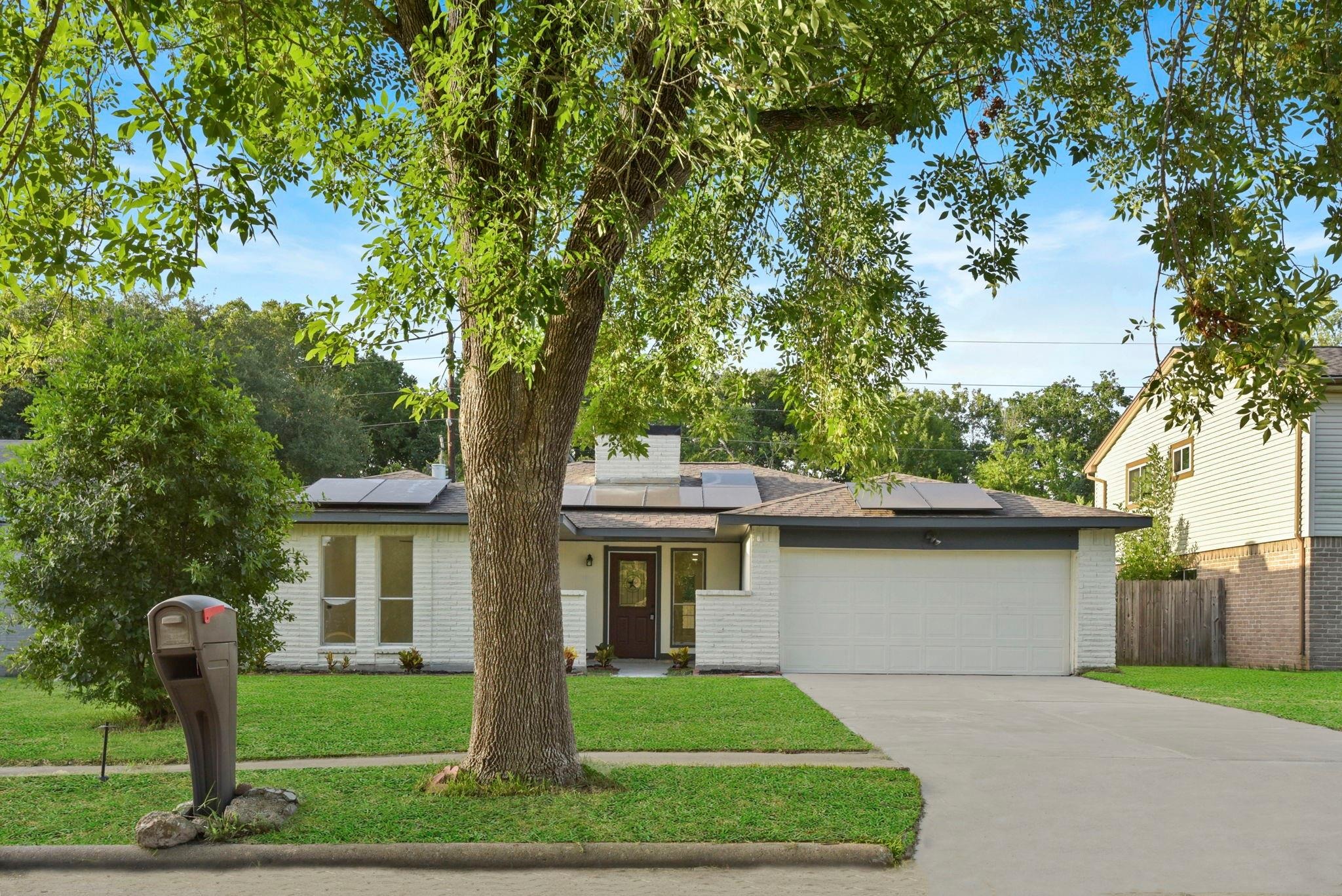 Aprilmont Dr, Sugar Land, TX 77498