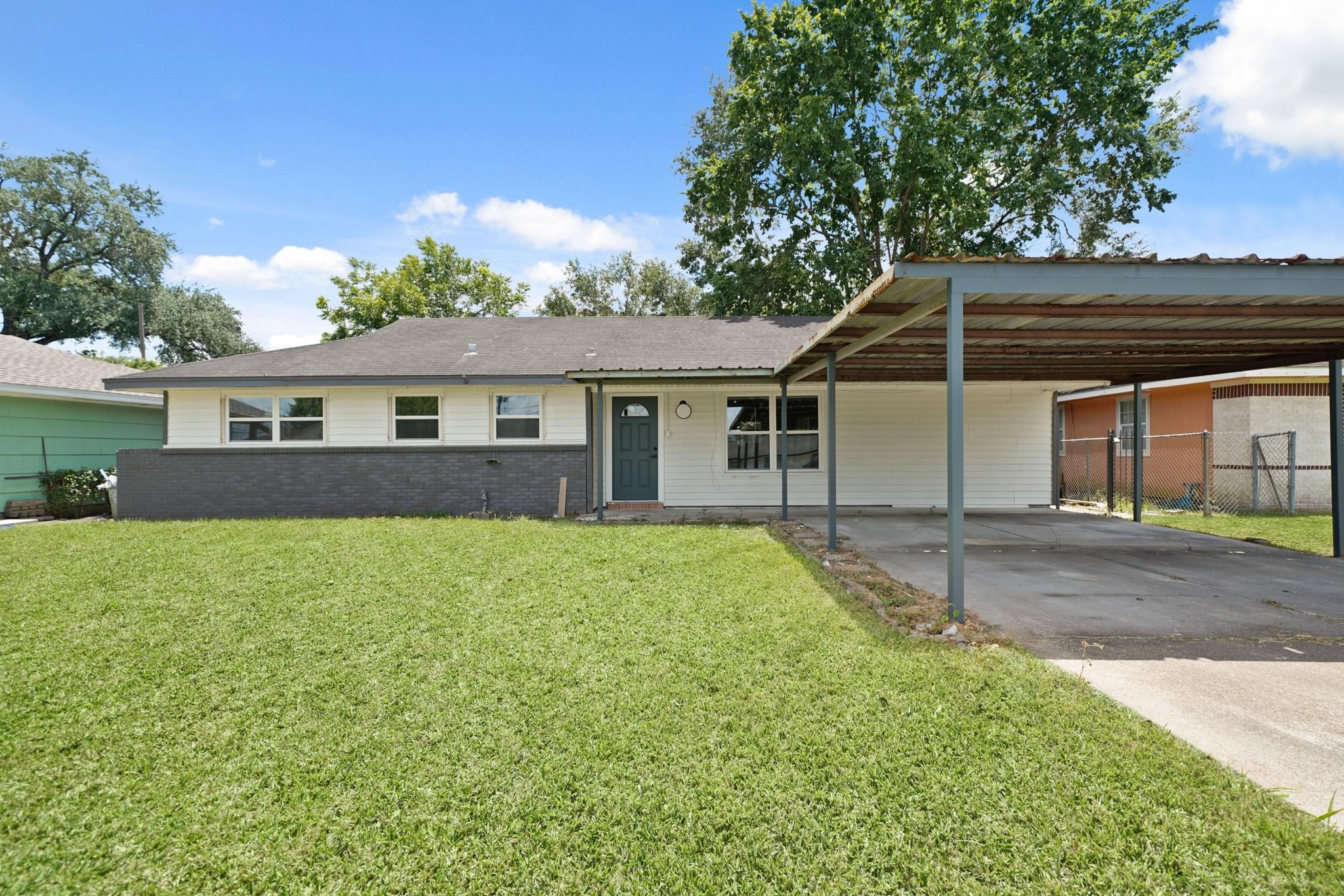 Kingsway Dr, Houston, TX 77087