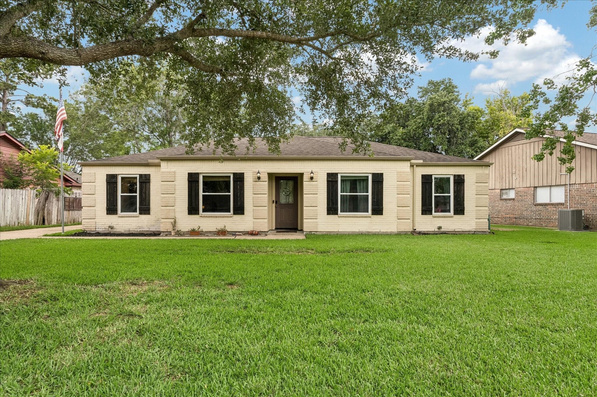 Wandering Trl, Friendswood, TX 77546