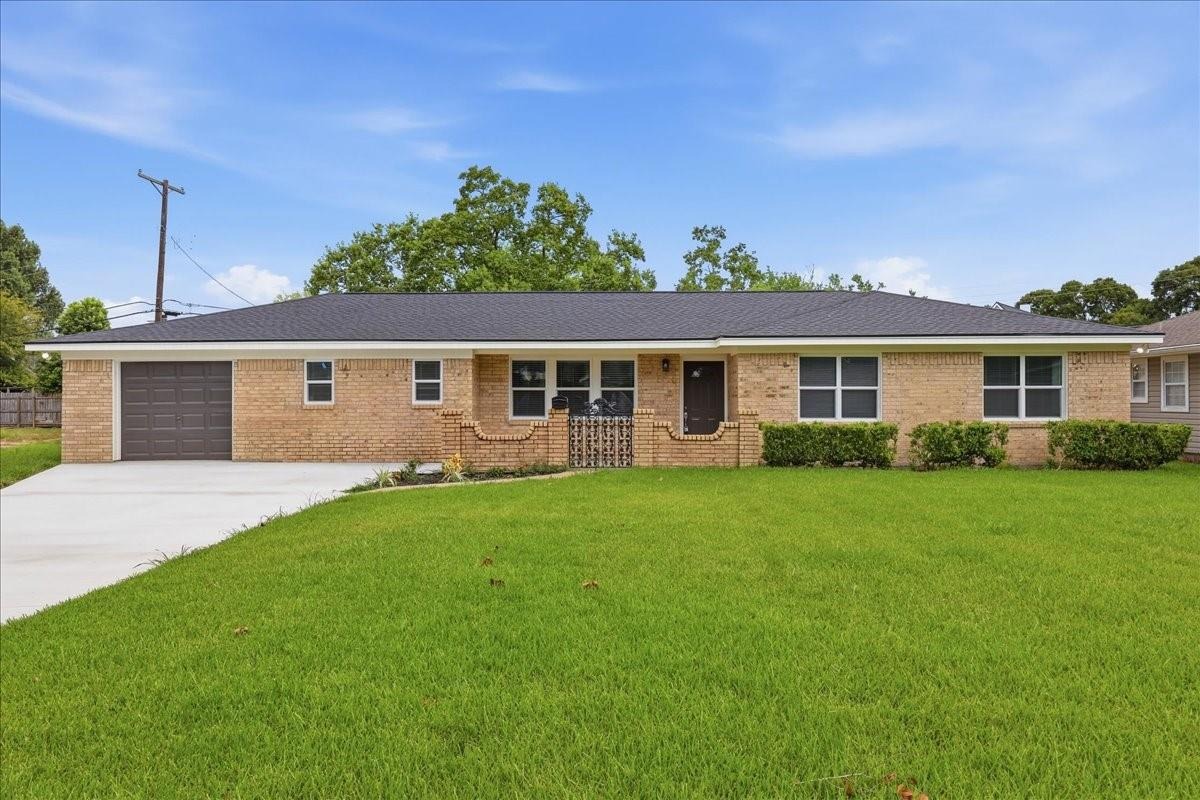 Avenue , Nederland, TX 77627
