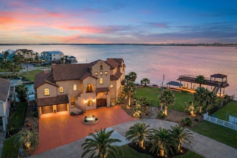Sunset Cir, Galveston, TX 77554