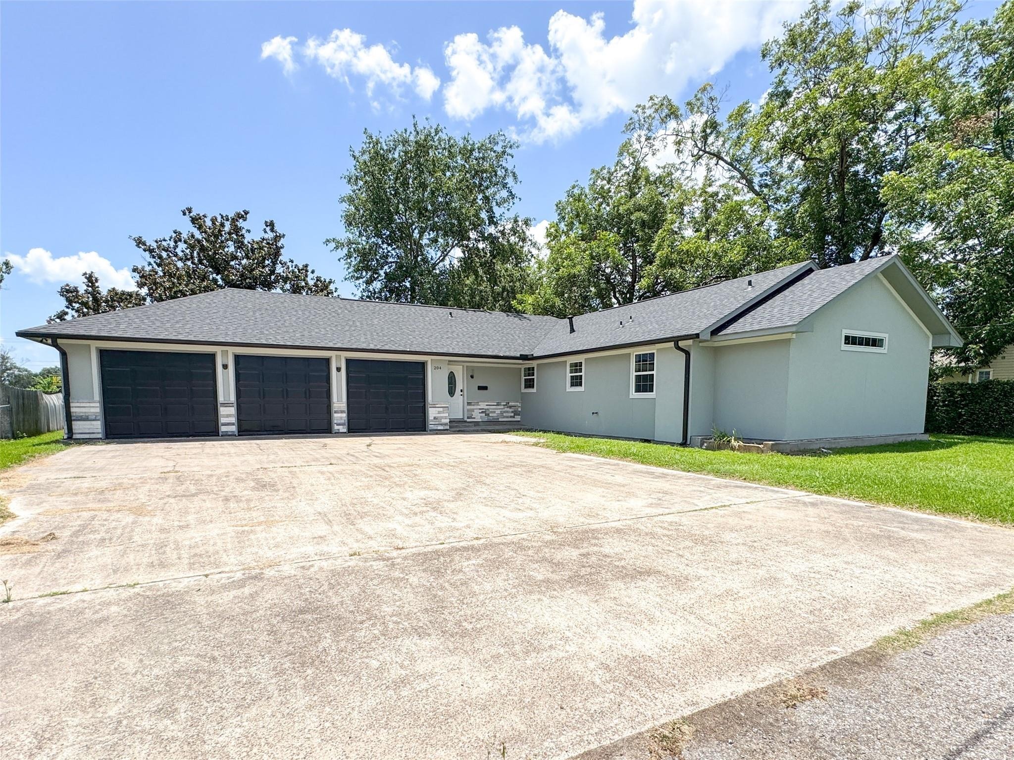 Dyer St, Baytown, TX 77520