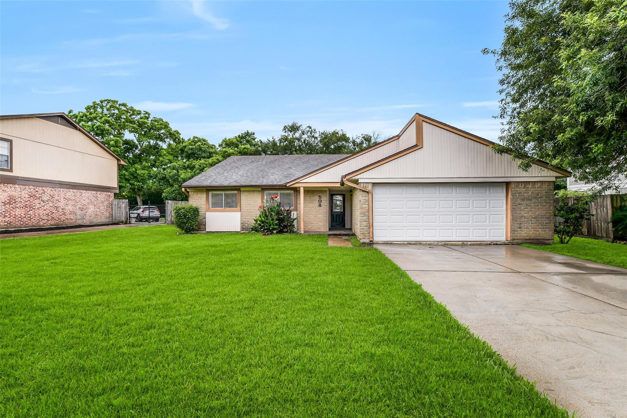 Castle Harbour Dr, Friendswood, TX 77546
