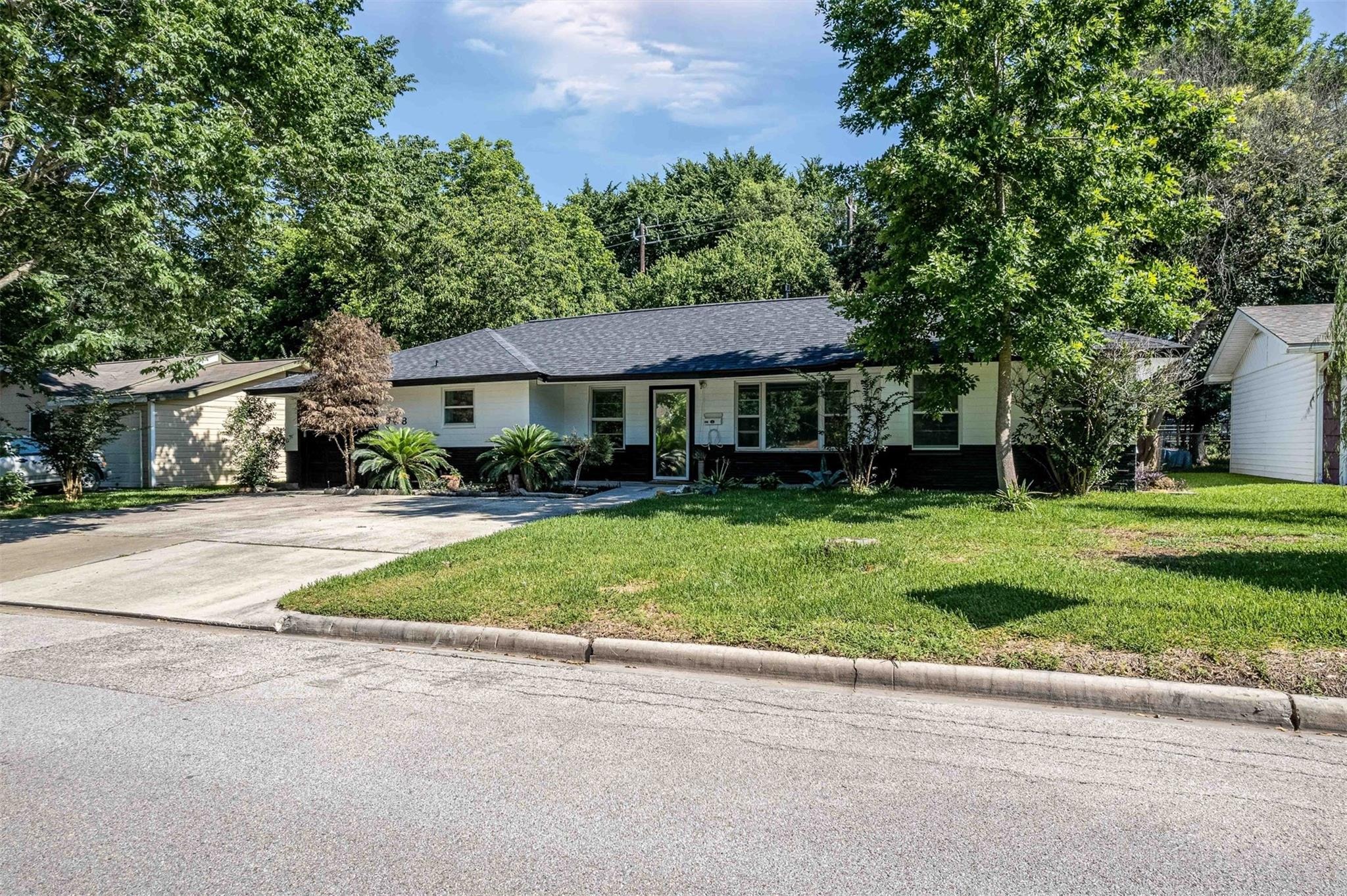 Lobit St, Baytown, TX 77520