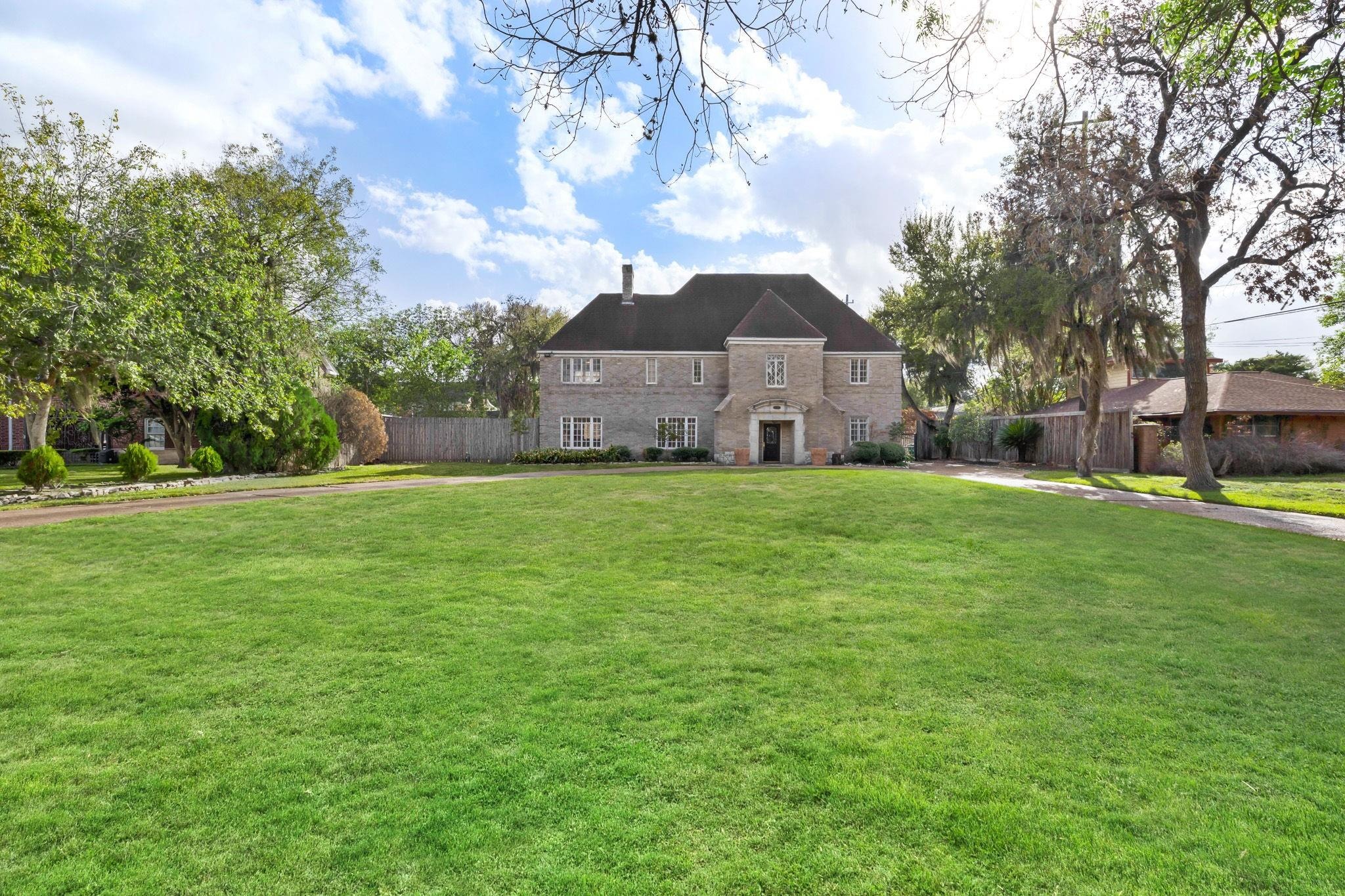 Macgregor Way, Houston, TX 77021