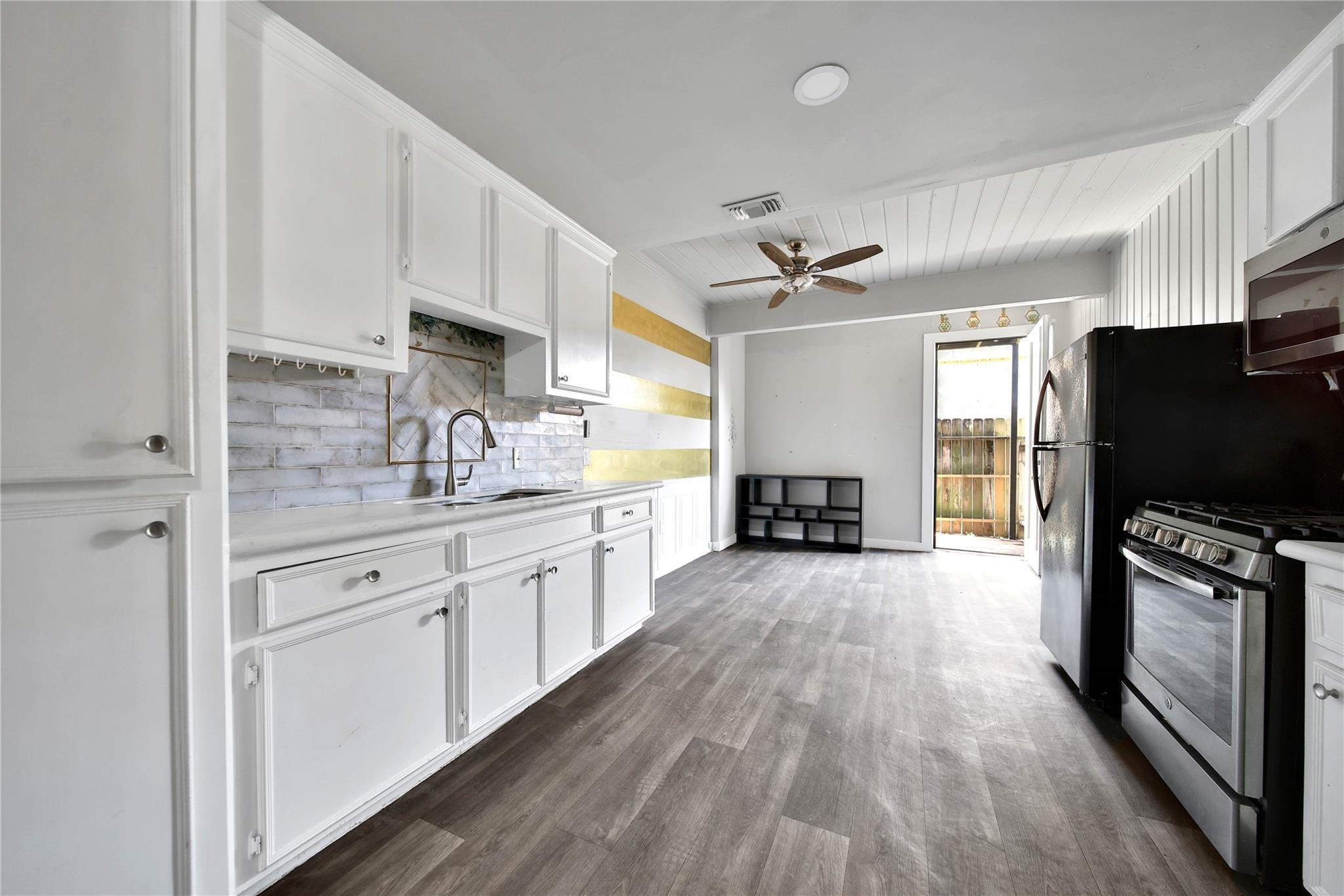 Lakeway St, Conroe, TX 77304