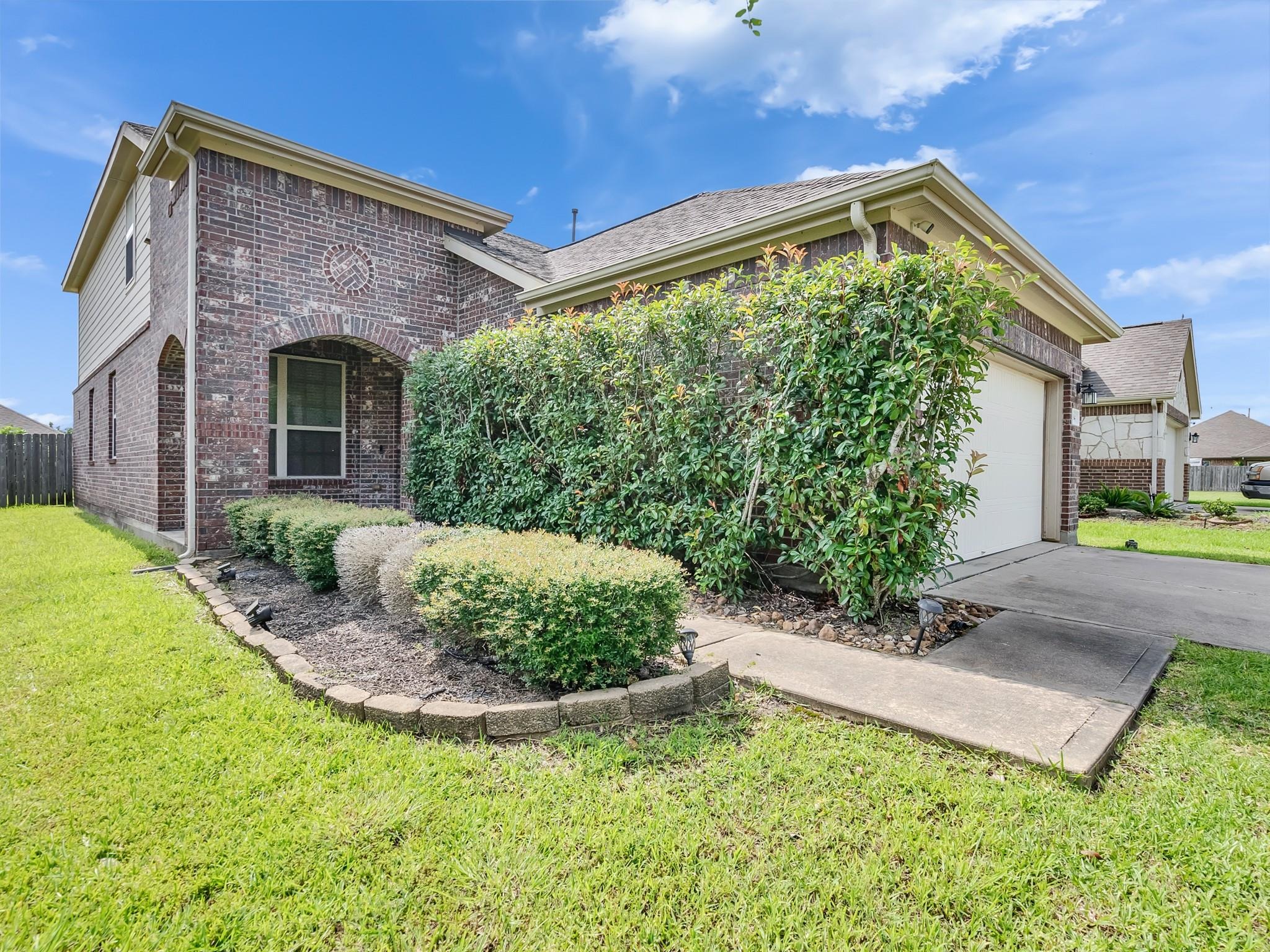 Juniper Arbor Ln, Dickinson, TX 77539