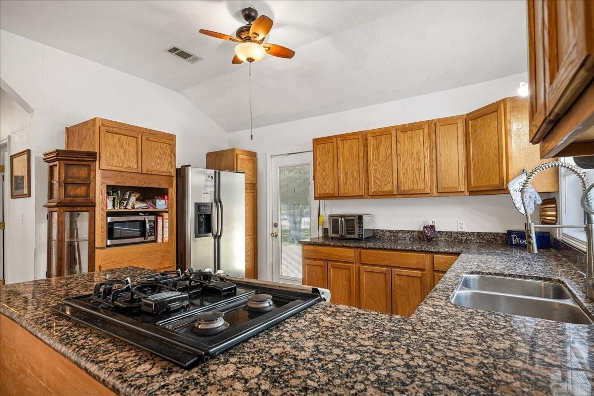 8th St, Caldwell, TX 77836 #1