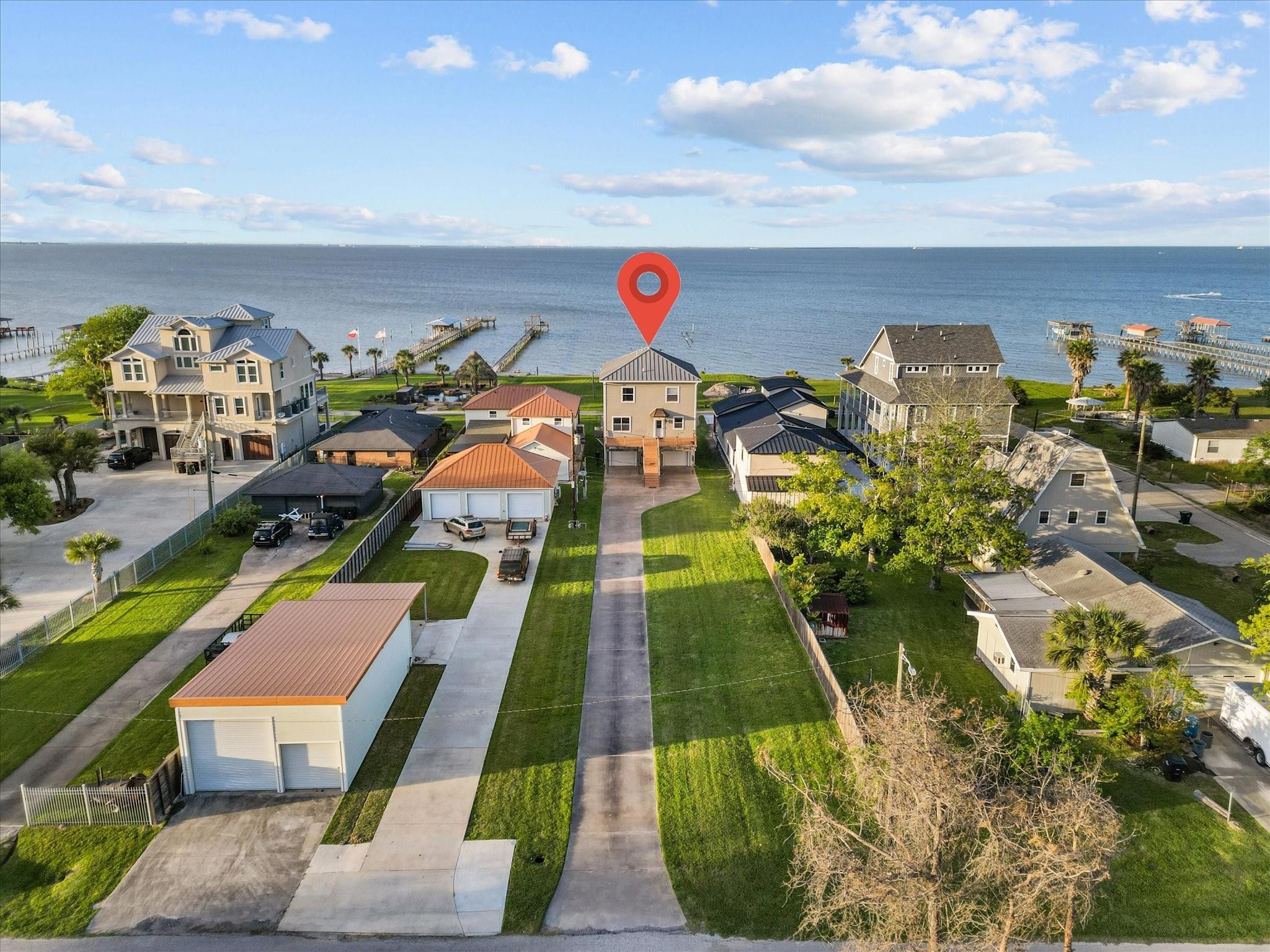 Avenue A , Dickinson, TX 77539