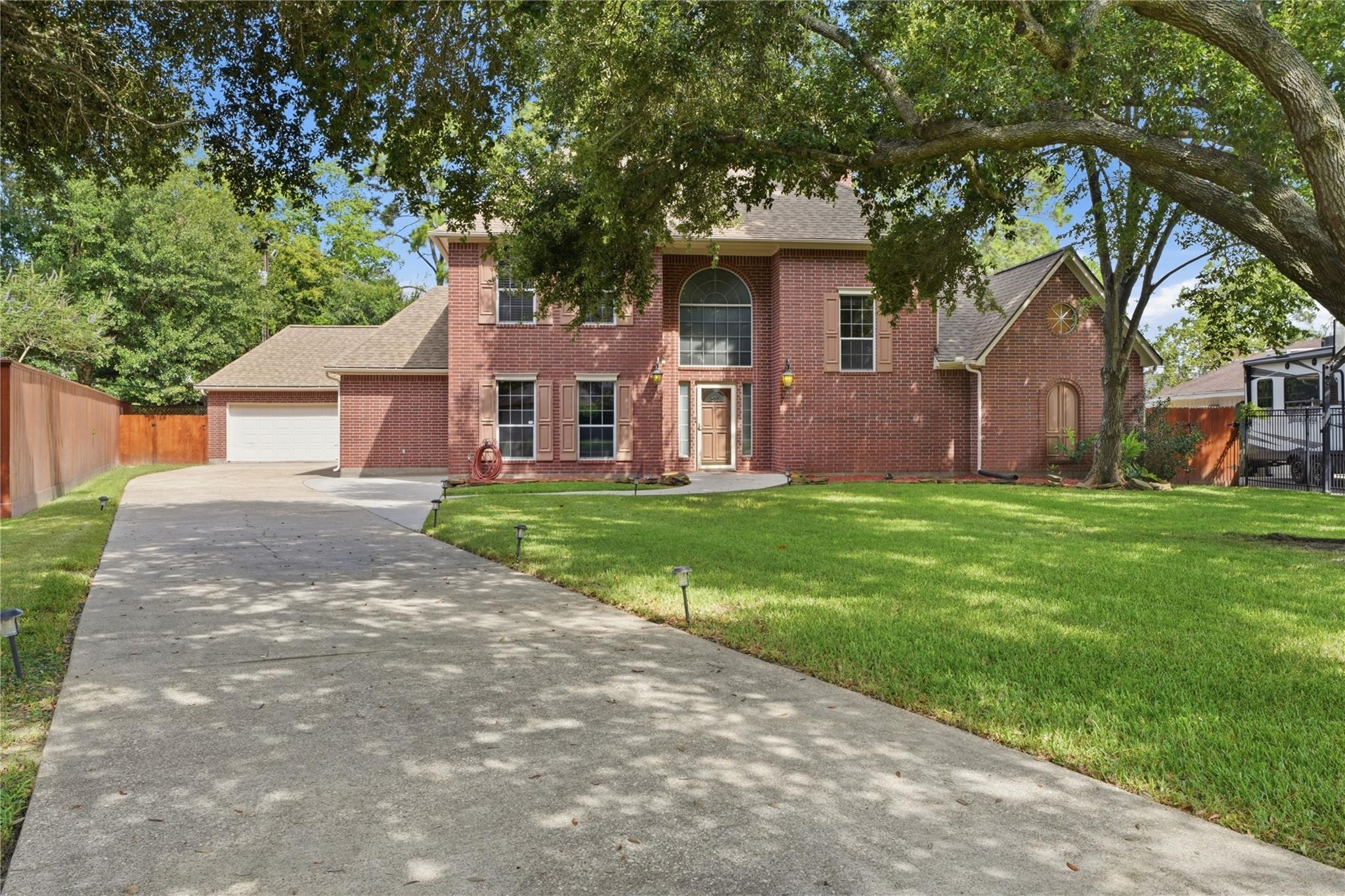 Bayou Crest Cir, Dickinson, TX 77539