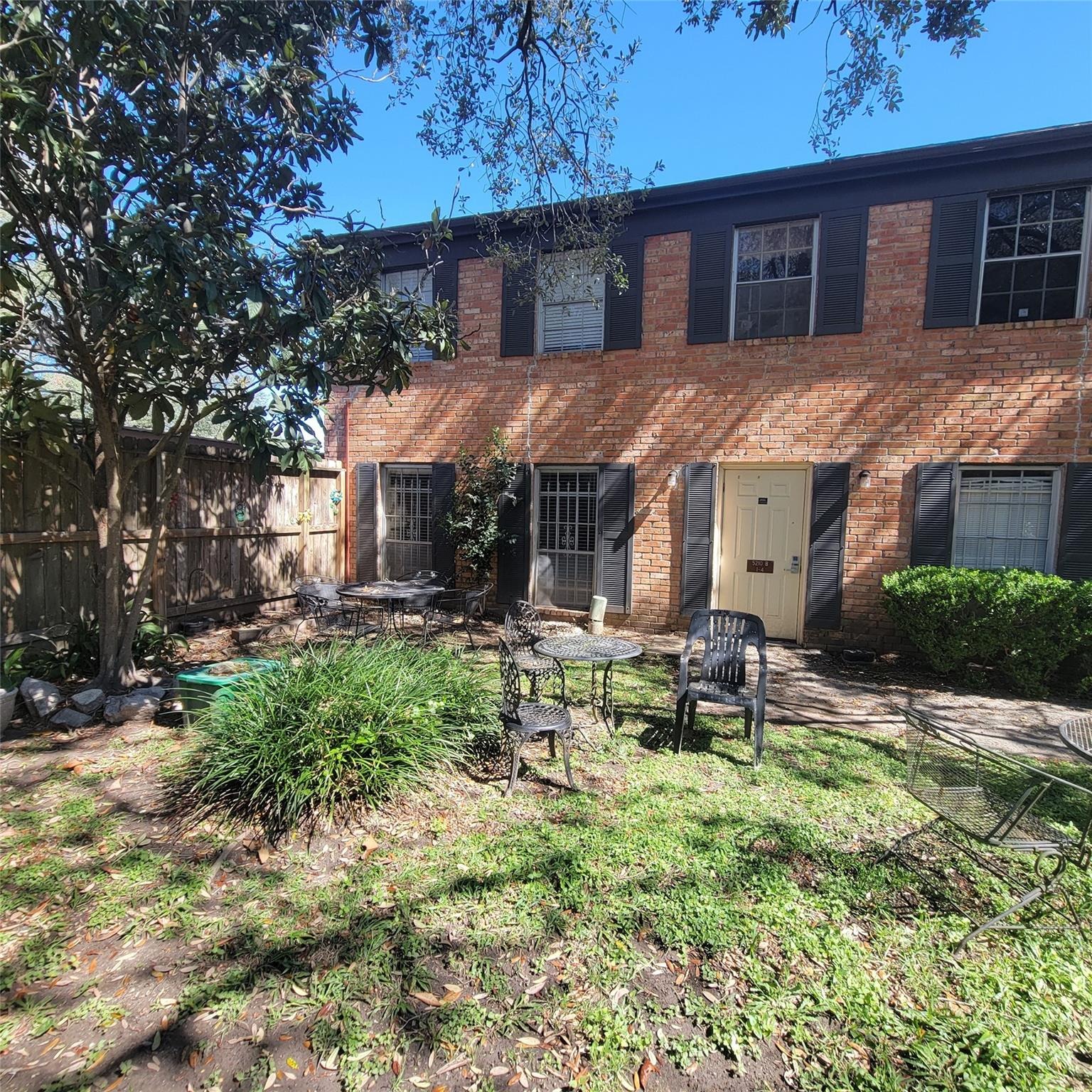 Arboles Dr, Houston, TX 77035