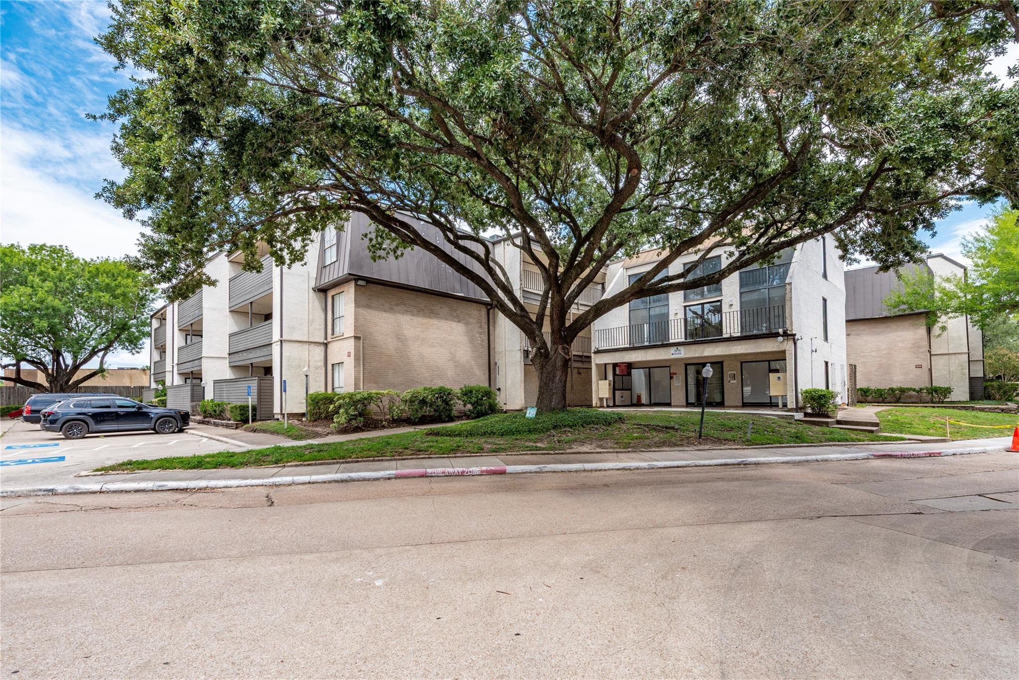 Walnut Bend Ln, Houston, TX 77042
