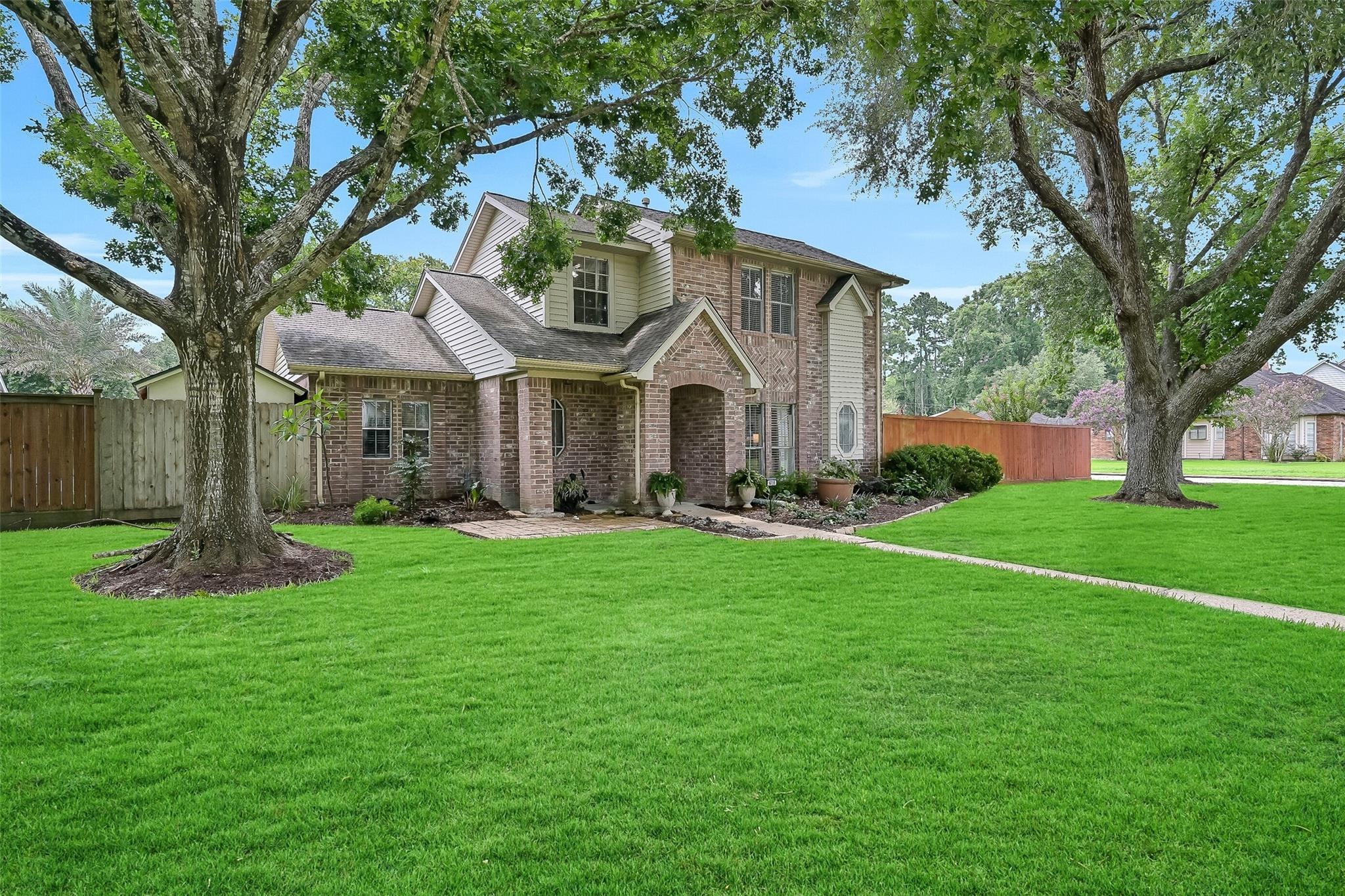 Londonderry Ave, Friendswood, TX 77546