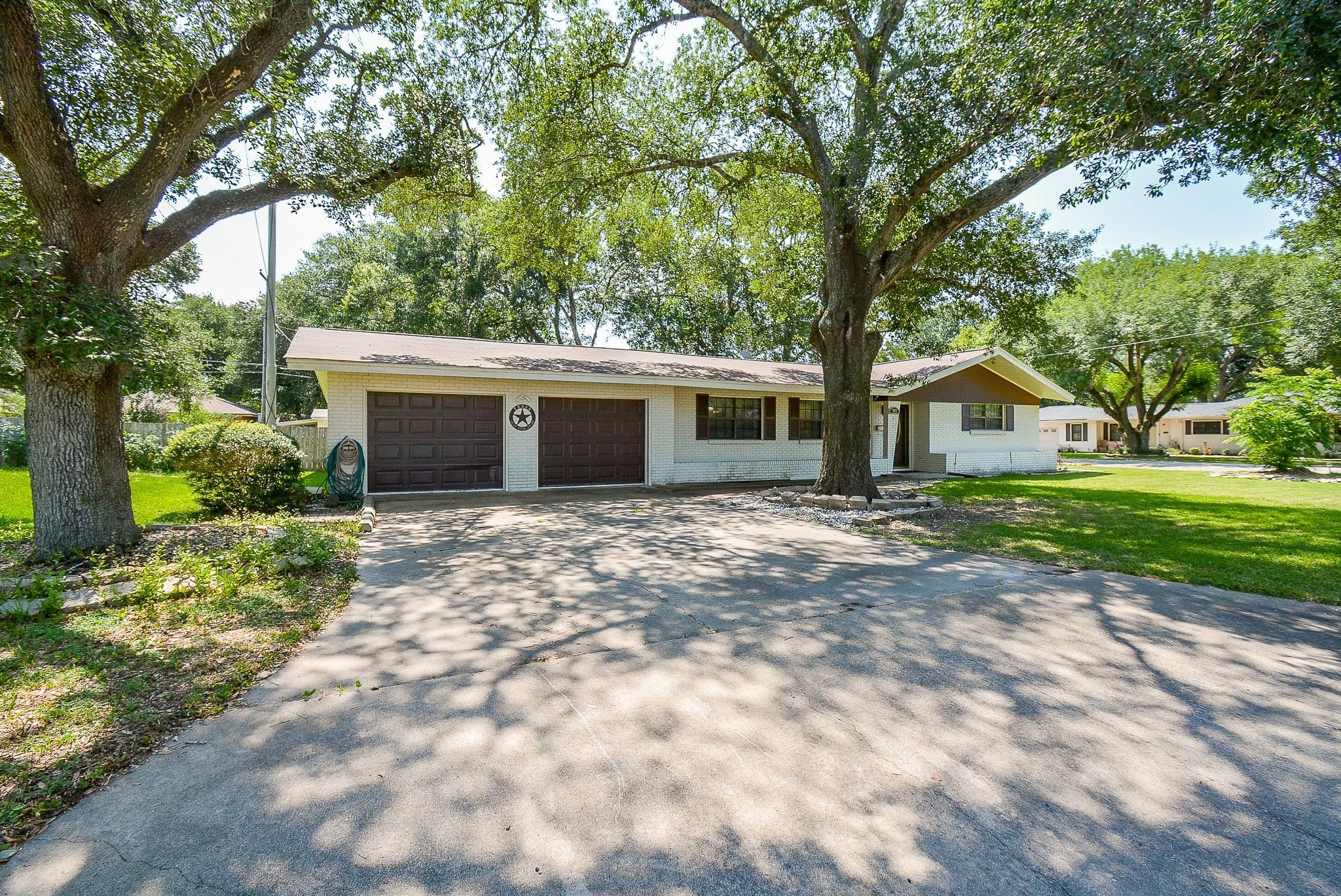 Avenue I , El Campo, TX 77437