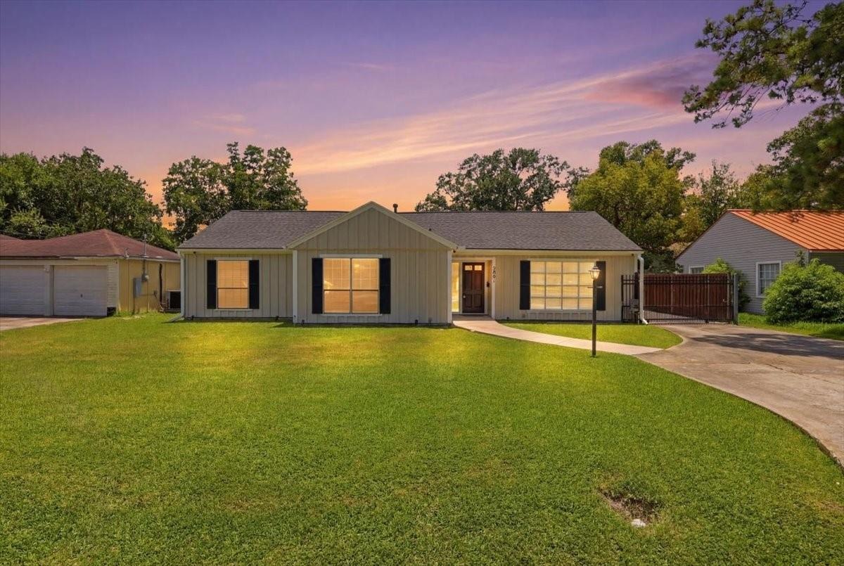 Berry Ave, Groves, TX 77619