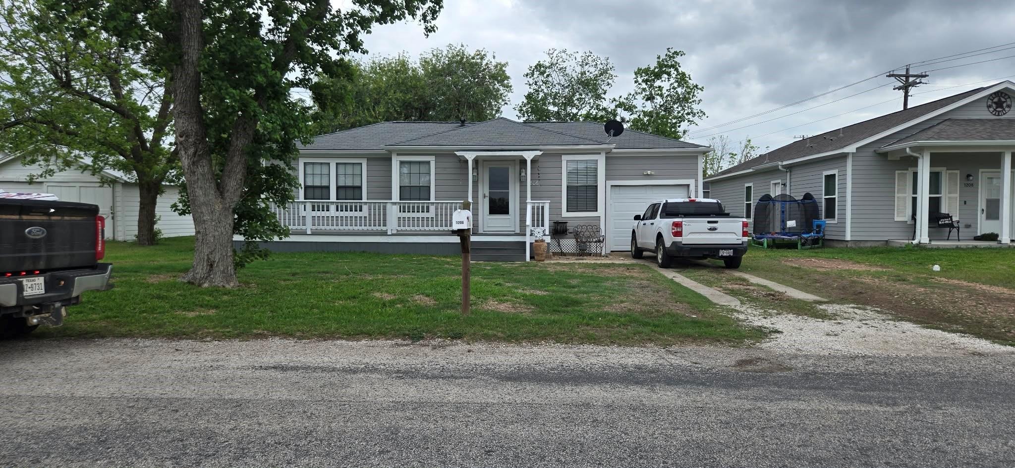 Nelson St, Yoakum, TX 77995