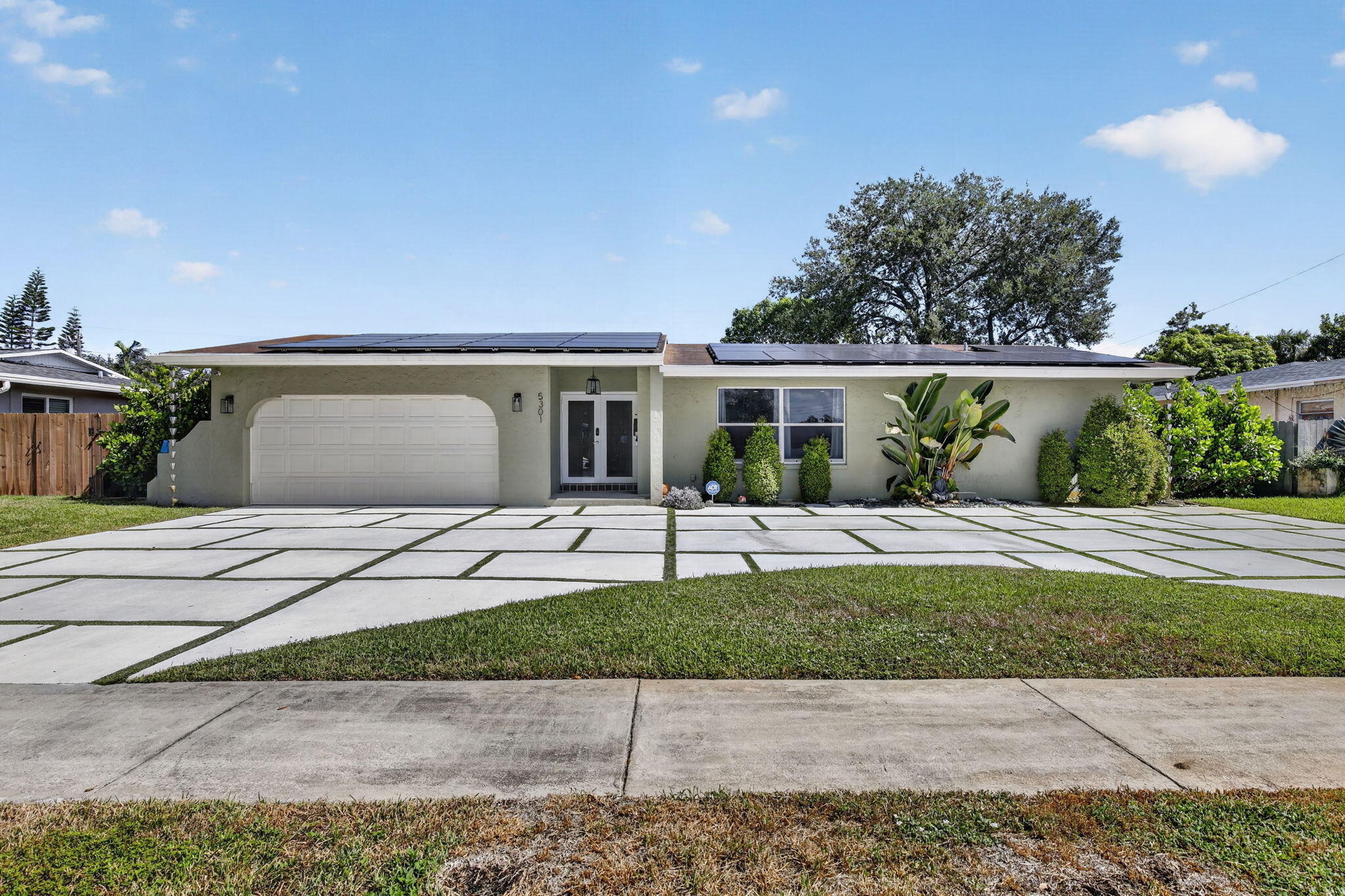 8th Ct, Plantation, FL 33317