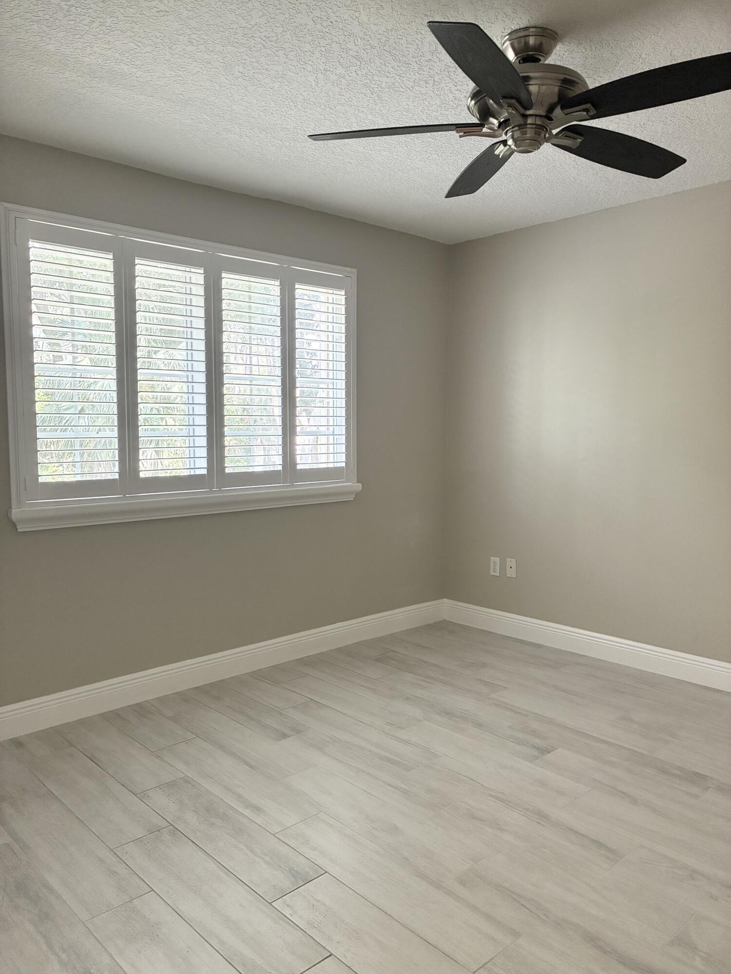 Crestwood Ct, Royal Palm Beach, FL 33411